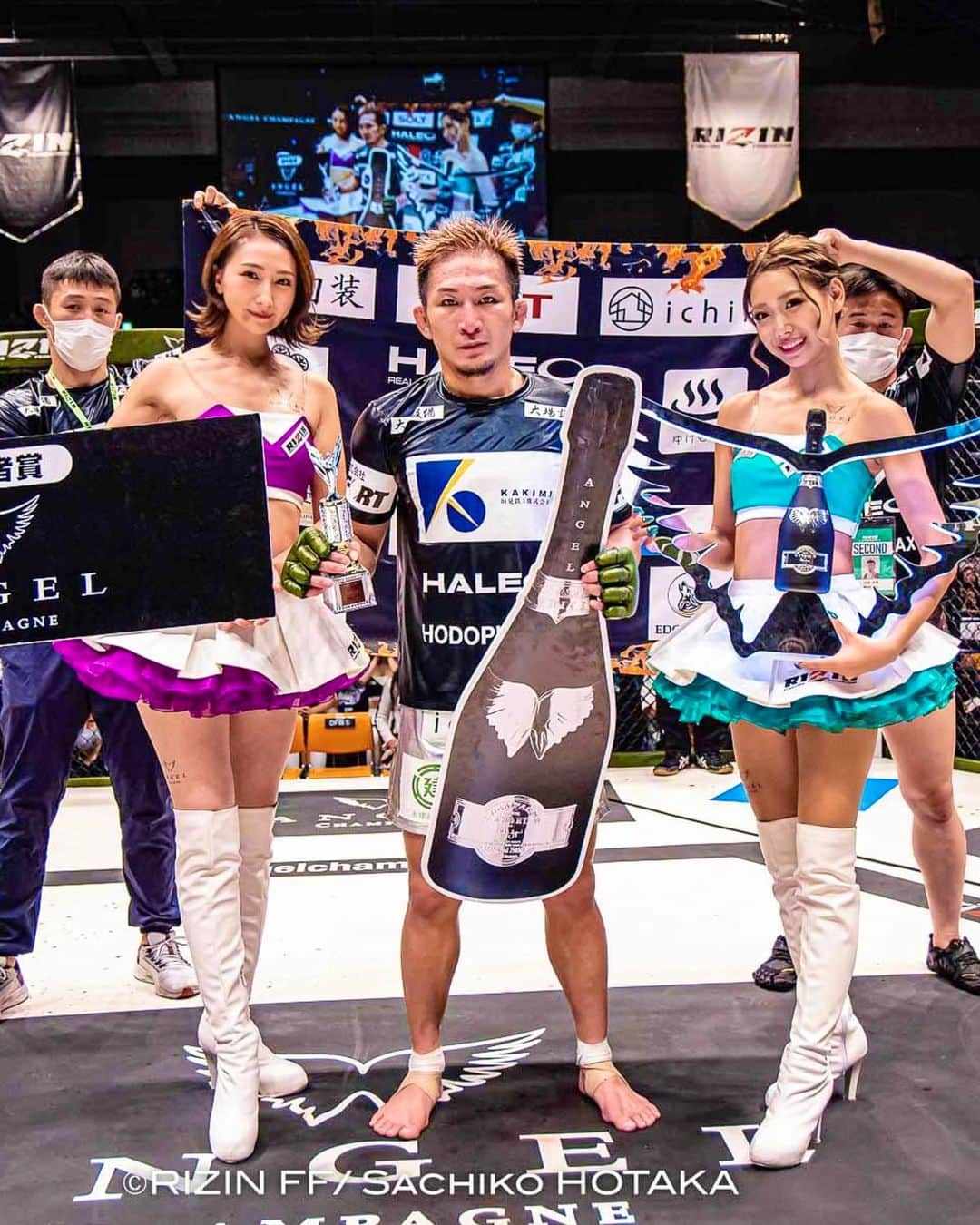 青木まりなのインスタグラム：「＼\ 明日開幕 !!🔥 /／  #RIZIN42 in 有明アリーナ いよいよ明日です🙌🏻  2023年5月6日（土） 12:30開場 / 14:00開始 　 　　 今回も豪華なカード揃いで ワクワク、ドキドキでいっぱい🥹 　 　　 PPV好評発売中です❤️‍🔥 お得な前売りは本日までです！  🔻🔻🔻  🖥️RIZIN 100 CLUB 🖥️ABEMA 🖥️U-NEXT 🖥️RIZIN LIVE 📡スカパー！  https://linktr.ee/rizinffofficialppv  大会当日のグッズ販売ブースにて、 梅野源治選手も登場されます🥹❤️‍🔥  梅野源治選手のグッズをご購入の方限定で、 2ショット撮影会を実施するそうです！ #YAVAY 🙌🏻🙌🏻🙌🏻🔥  　 　 GW後半戦‼️ 是非みなさん、RIZINで盛り上がりましょう😆  🫶🏼💜💜💜 　  　 📸 @sachikohotaka   @rizin_pr  #RIZIN #RIZIN42      . . .     #RIZIN #RIZINガール #RIZINガール2022 #ラウンドガール #ringgirl #キックボクシング #kickboxing #キックボクシング女子 #筋トレ女子 #筋トレ #トレーニング #ダイエット #training #diet #グラビア #グラビアアイドル #グラドル #ビジョビ #bijobi #gravure #guravureidol #偶像 #性感 #清秀 #性感 #美腿 #그라비아　#화보」