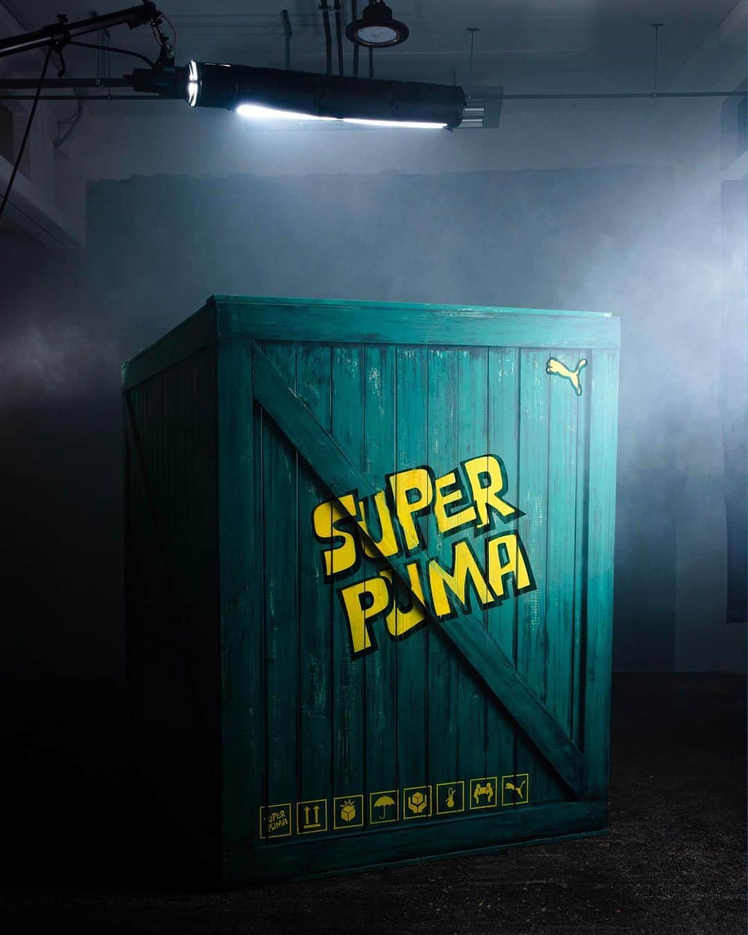 アトモスさんのインスタグラム写真 - (アトモスInstagram)「. PUMAの75周年を記念し、同社のアイコニックなマスコットキャラクター「SUPER PUMA」のぬいぐるみと、R698がセットになったスペシャルパックが登場。 1970年代にPUMAがリリースしたコミックのキャラクターとして登場以来、長きにわたり愛されている"SUPER PUMA"をモチーフにしたスペシャルパック。90年代に旋風を巻き起こしたR698は、毛足の長いスエードとシューレースによりぬいぐるみと質感を合わせた秀逸なデザイン。シュータンにはSUPER PUMAのモチーフ、ヒール部にはPUMAのハニカム構造のクッションシステムTRINOMICのロゴが施されている。タンと同様のラバータグも付属。そしてぬいぐるみは100年以上の伝統を誇り、テディベアで世界的に有名なドイツのシュタイフ社製。ハンドメイドで作られた品質を保証するシュタイフ社タグも。ブランド誕生から75周年という長く大きな節目を記念するスペシャルパックとなっている。  In celebration of PUMA's 75th anniversary, a special pack featuring a plush toy of PUMA's iconic mascot character "SUPER PUMA" and the R698 is now available. The R698, which took the world by storm in the 90's, features long suede fur and laces to match the texture of the plush toy, and the R698 is a special pack featuring the long-loved "SUPER PUMA" character from PUMA's comic book releases in the 1970's. The R698 has an outstanding design with a long suede fur and laces to match the plush toy's texture. The laces are made of long-fur suede and the shoe laces are made of plush and textured suede. The strap features the SUPER PUMA motif and PUMA's TRINOMIC honeycomb cushioning system logo on the heel. A rubber tag similar to the tongue is also included. And the plush toys are made by Steiff, a German company that boasts over 100 years of tradition and is world famous for its teddy bears. There is also a Steiff tag that guarantees the handmade quality of the product. This special pack commemorates the long and significant milestone of the brand's 75th anniversary.  #atmos #puma #superpuma #r698」5月6日 13時00分 - atmos_japan