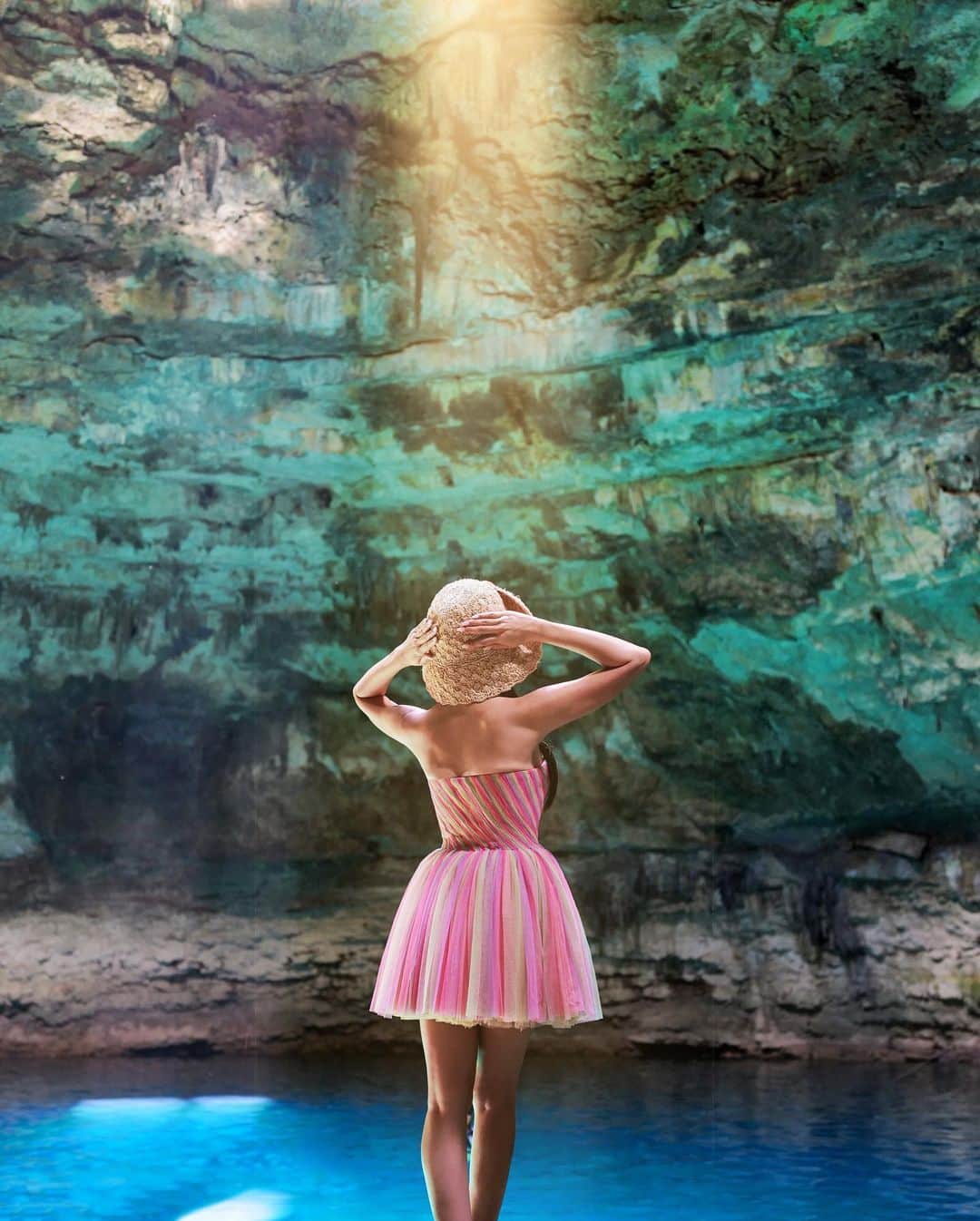 ジェイミー・チュアのインスタグラム：「☄️Chasing sun rays in a limestone sink hole. Does anyone know how a sink hole came about? 🦕」