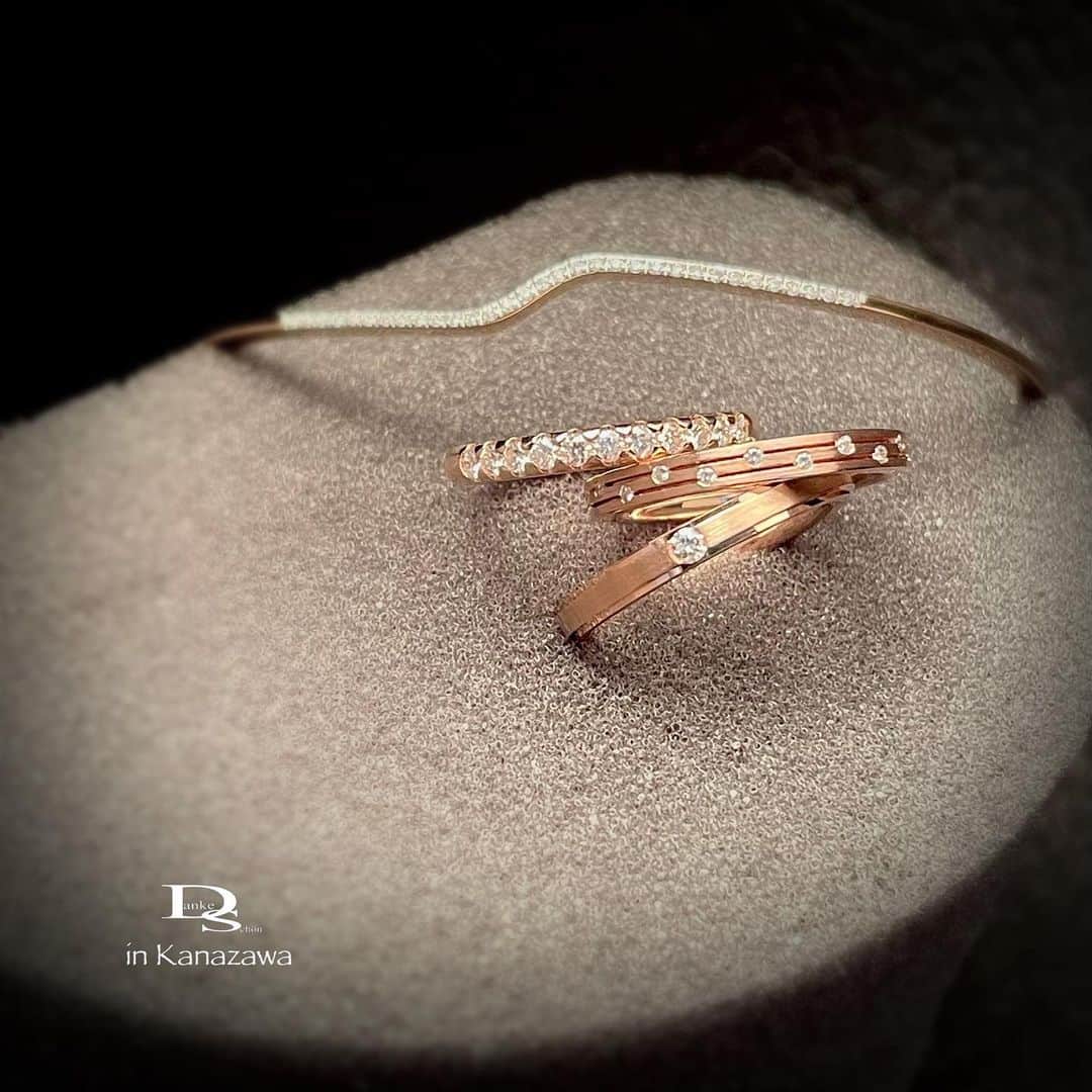 Danke schön ダンケ 金沢 結婚指輪 鍛造さんのインスタグラム写真 - (Danke schön ダンケ 金沢 結婚指輪 鍛造Instagram)「・ ・ ハイ🙌🏻 今日のバウアーさんは これにします。 ・ ・ 昨日のストーリーズで R585コーディネートはコレを使っての コーディネートでした。 ・ ・ どれとどれを組み合わせるかで 同じ地金の色でも随分と雰囲気は 変わっていたのではないでしょうか🤭 ・ ・ これから袖も日に日に短くなり 手元に目がいくこれからの季節 ・ ・ せっかく持っている 『結婚指輪』を巻き込んで コーディネートを楽しみませんか？ ・ ・ 【既に結婚指輪をお持ちの皆さん】 その後「結婚指輪」楽しんでますか？ 楽しめてますか？ ・ ・ 【今から探され方へ】 そんな先の事も見据えて 「結婚指輪」」を選ぶからこそ長く 身につけていても飽きないのでは？ ・ ・ 「シンプルだからなさ飽きない」なんて嘘🤭 言葉に踊らされてませんか？ ・ ・ 仮にシンプルで買った「結婚指輪」 日々の中で何も感情が湧き立っていなければ ・ ・ それって！単なる 『無関心』になってるじゃないですか？🫣 ・ ・ 是非！今あるモノを活かしつつの コーディネートならお任せください🙌🏻 ・ ・ 日頃ヤレ鍛造っ👊🏻言っているDankeですが もう一つの別の顔もあったりしますよ🤭 ・ ・ ・ ・ ・ 【鍛造削り出し】 🇩🇪クリスチャンバウアー 専門店 ・ ・ ワンランク上をいくノウハウの クリスチャンバウアーの選び方なら 『Danke schön 』 ・ ・ ・ —— 𝐃𝐚𝐧𝐤𝐞——— ▪︎ Instagramプロフィール 🔜 @danke2005  —————————————————————𝐒𝐜𝐡⍥𝐧——— ・ ・ #クリスチャンバウアー金沢 #鍛造指輪 #鍛造リング #結婚指輪 #結婚指輪オーダー #切削加工 #結婚指輪探し #結婚指輪選び #指輪探し #指輪選び #マリッジリング #結婚指輪金沢 #金沢結婚指輪 #セカンドリング #結婚指輪買い替え #地金屋鍛造 #ブライダルリング #結婚記念日 #ベビーリング #ドイツリング #自分へのご褒美   ------------------------------------------✈︎ ---------  鍛造削り出し 🇩🇪クリスチャンバウアー 専門店 『𝐃𝐚𝐧𝐤𝐞 𝐬𝐜𝐡⍥𝐧』 ・ • 営業時間 am11:00〜pm9:00 • 定休日 : 木曜日 • 駐車場 : 店舗前OK • ご予約 : 優先 ・ ・ ——𝐃𝐚𝐧𝐤𝐞——————————————— ▪︎トップページ 🔜 @danke2005 ———————————————————-𝐒𝐜𝐡⍥𝐧—————」5月5日 10時56分 - danke2005