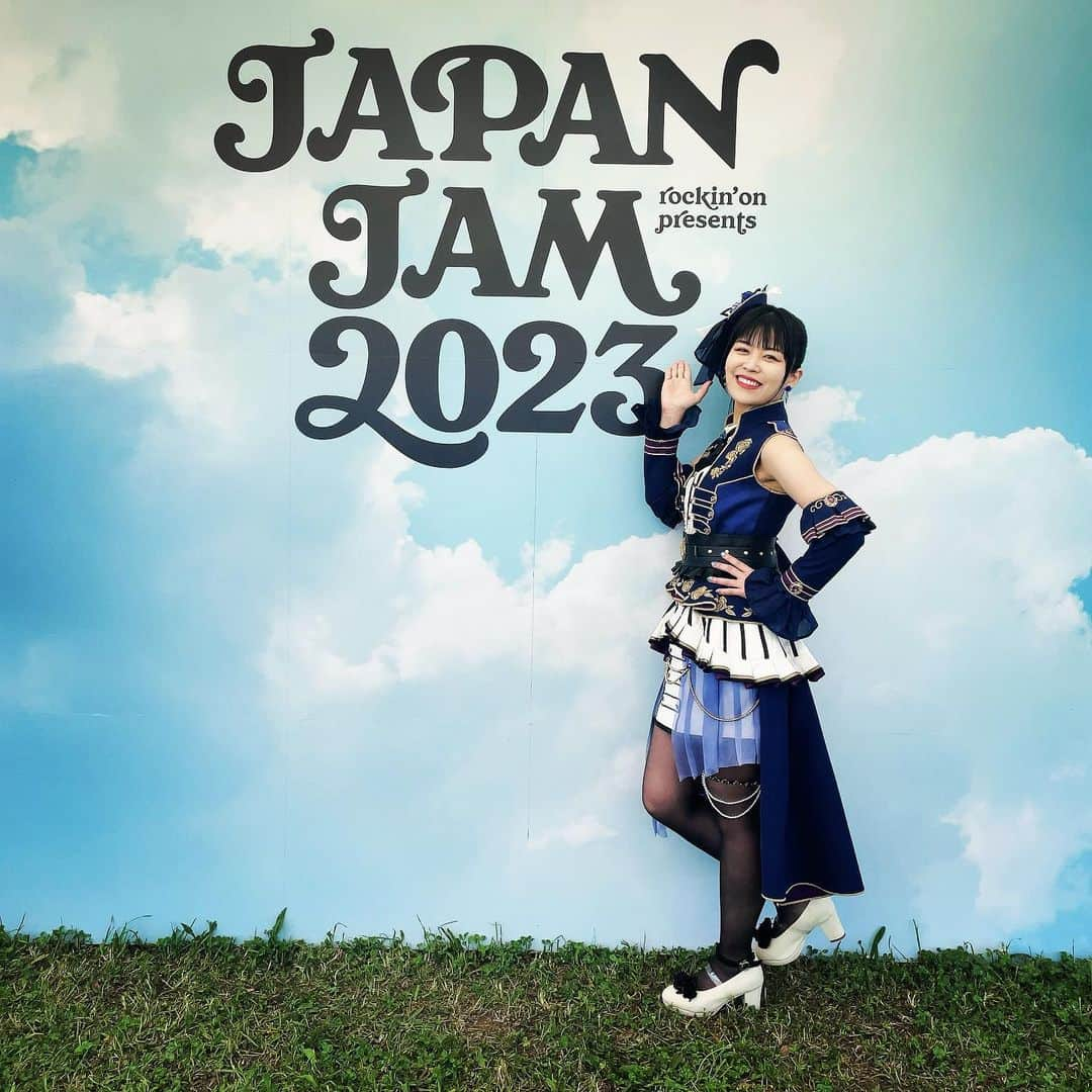 相羽あいなさんのインスタグラム写真 - (相羽あいなInstagram)「『JAPAN JAM 2023』 Roseliaにとって初めての野外フェス！  現地に来てくれた人、 本当にありがとうー！！ みんなの元気いっぱいの熱い声しっかりと届いたよ！ その声に、溢れる笑顔に、凄くパワーを頂きました！ おかげさまでめちゃくちゃ声でたー！  初めましての方もたくさんいたんだけど、 初めてにも関わらず私たちの曲にも世界観にもついてきてくれて、のってくれて声出してくれて、本当に最高だった！ フェスでしか感じられないこの感じたまらなかった！！  喉のことでご心配をおかけしましたが、完全復活しました！！ ご心配をおかけしてすみません。そしてたくさんの応援メッセージありがとうございました。  声が出なくなった時、このままRoseliaの曲歌えなくなったらどうしよう…と不安に襲われることもあったけど、沢山の方の支えがあってこの日までに回復することができました！  Roseliaにとってフェスというのは、ストーリーの中でも私たちにとっても特別な大切なステージ。 絶対の絶対に みんなと一緒にステージに立ってなんとしても歌いたかった！  無事に終わって、 これまで通り歌えて、 みんなの感想を見てほっとしております。 感想って私たちにとって本当に力になるんです！！ だから本当に本当にありがとう。  次はRAISE A SUILENさんの単独ライブのゲスト出演！ Roseliaとして湊友希那として 最高のライブをお届けします🌹  私も歌が好き。  #JJ2023 #japanjam2023  #バンドリ #ガルパ #Roselia #湊友希那」5月5日 10時56分 - aiba_aiai