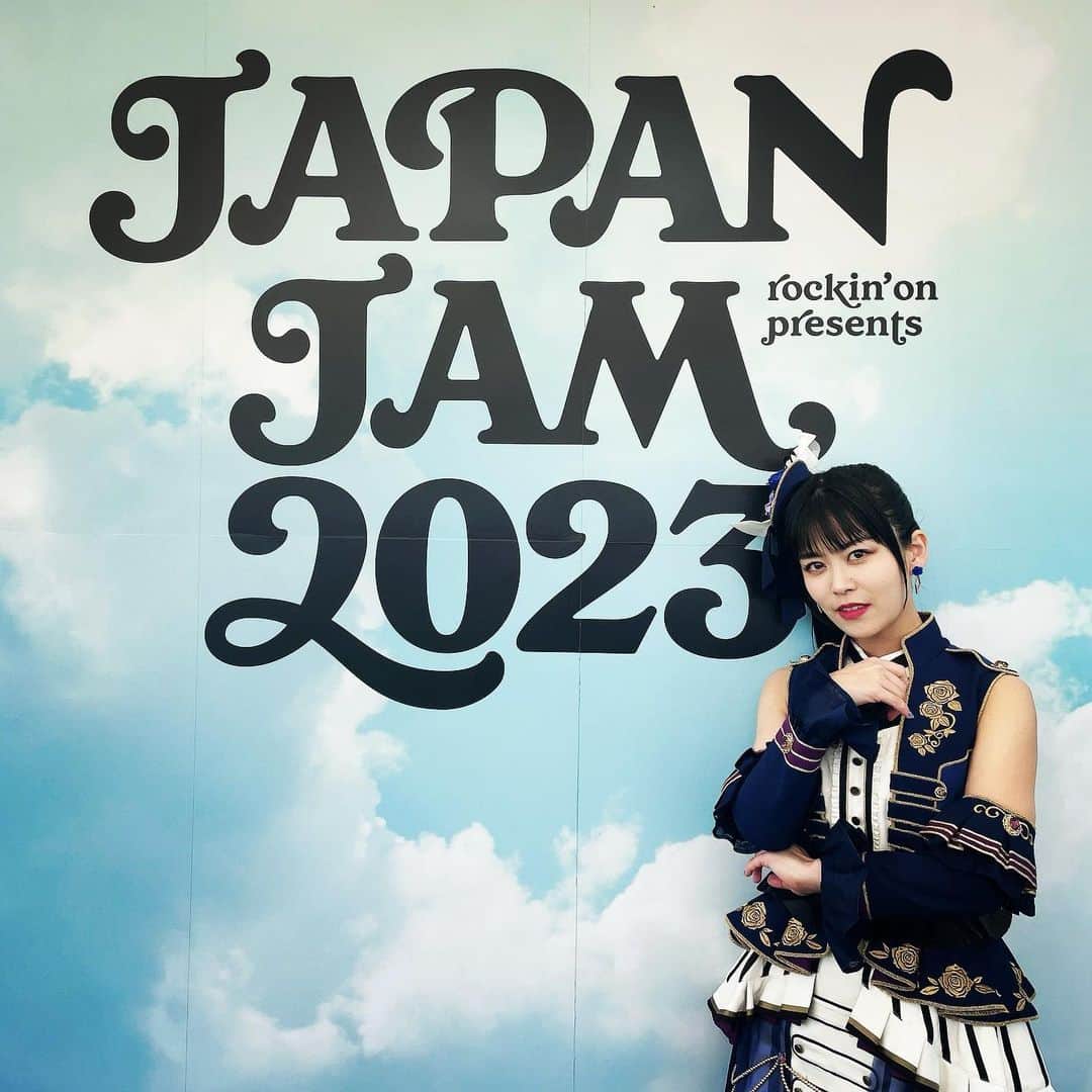 相羽あいなさんのインスタグラム写真 - (相羽あいなInstagram)「『JAPAN JAM 2023』 Roseliaにとって初めての野外フェス！  現地に来てくれた人、 本当にありがとうー！！ みんなの元気いっぱいの熱い声しっかりと届いたよ！ その声に、溢れる笑顔に、凄くパワーを頂きました！ おかげさまでめちゃくちゃ声でたー！  初めましての方もたくさんいたんだけど、 初めてにも関わらず私たちの曲にも世界観にもついてきてくれて、のってくれて声出してくれて、本当に最高だった！ フェスでしか感じられないこの感じたまらなかった！！  喉のことでご心配をおかけしましたが、完全復活しました！！ ご心配をおかけしてすみません。そしてたくさんの応援メッセージありがとうございました。  声が出なくなった時、このままRoseliaの曲歌えなくなったらどうしよう…と不安に襲われることもあったけど、沢山の方の支えがあってこの日までに回復することができました！  Roseliaにとってフェスというのは、ストーリーの中でも私たちにとっても特別な大切なステージ。 絶対の絶対に みんなと一緒にステージに立ってなんとしても歌いたかった！  無事に終わって、 これまで通り歌えて、 みんなの感想を見てほっとしております。 感想って私たちにとって本当に力になるんです！！ だから本当に本当にありがとう。  次はRAISE A SUILENさんの単独ライブのゲスト出演！ Roseliaとして湊友希那として 最高のライブをお届けします🌹  私も歌が好き。  #JJ2023 #japanjam2023  #バンドリ #ガルパ #Roselia #湊友希那」5月5日 10時56分 - aiba_aiai