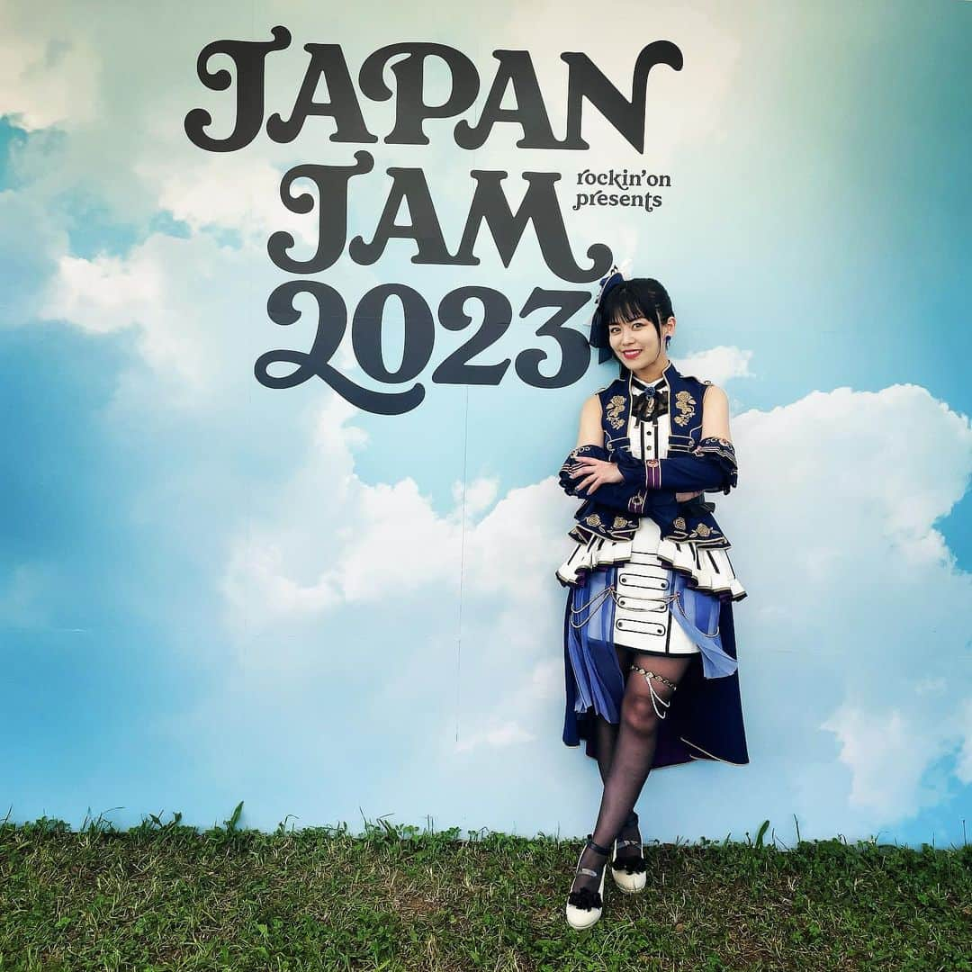 相羽あいなのインスタグラム：「『JAPAN JAM 2023』 Roseliaにとって初めての野外フェス！  現地に来てくれた人、 本当にありがとうー！！ みんなの元気いっぱいの熱い声しっかりと届いたよ！ その声に、溢れる笑顔に、凄くパワーを頂きました！ おかげさまでめちゃくちゃ声でたー！  初めましての方もたくさんいたんだけど、 初めてにも関わらず私たちの曲にも世界観にもついてきてくれて、のってくれて声出してくれて、本当に最高だった！ フェスでしか感じられないこの感じたまらなかった！！  喉のことでご心配をおかけしましたが、完全復活しました！！ ご心配をおかけしてすみません。そしてたくさんの応援メッセージありがとうございました。  声が出なくなった時、このままRoseliaの曲歌えなくなったらどうしよう…と不安に襲われることもあったけど、沢山の方の支えがあってこの日までに回復することができました！  Roseliaにとってフェスというのは、ストーリーの中でも私たちにとっても特別な大切なステージ。 絶対の絶対に みんなと一緒にステージに立ってなんとしても歌いたかった！  無事に終わって、 これまで通り歌えて、 みんなの感想を見てほっとしております。 感想って私たちにとって本当に力になるんです！！ だから本当に本当にありがとう。  次はRAISE A SUILENさんの単独ライブのゲスト出演！ Roseliaとして湊友希那として 最高のライブをお届けします🌹  私も歌が好き。  #JJ2023 #japanjam2023  #バンドリ #ガルパ #Roselia #湊友希那」