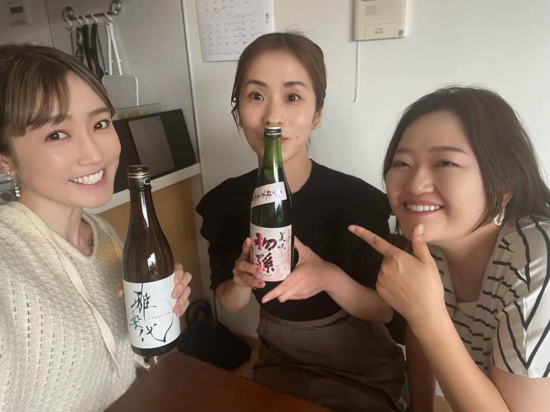 新海史子のインスタグラム：「楽しかったGWの記録。  今はちょっと遠くに住んでる10年来の友達と集合。  バーで出会いいつの間にか意気投合して、集まればひたすら飲んでた3人組。  結婚し子供にも恵まれた今は、酒量をわきまえチェイサーを飲むことを覚えた。  日が沈む前にしっかりとした足取りで解散。  大人に(まともに)なったな−(特に私)  #gwの思い出 #gwの過ごし方 #思い出グラム #飲み友 からの #ママ友」