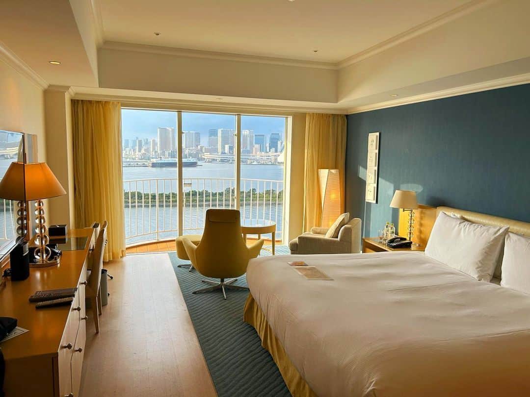 Hilton Tokyo Odaiba ヒルトン東京お台場さんのインスタグラム写真 - (Hilton Tokyo Odaiba ヒルトン東京お台場Instagram)「ナチュラルな雰囲気で女性からも人気な「プレミアムエグゼクティブルーム」は、母の日のプレゼントにもぴったり🎁 上層階に位置し、レインボーブリッジや東京タワーがご覧いただけるほか、バスルームからもお部屋越しに東京湾をお楽しみいただけます。  今年の母の日は、ヒルトン東京お台場でご家族と特別な思い出を作りませんか？🕊💐  Indulge in the ultimate luxury experience in our highly coveted Premium Executive Room - a natural haven that's adored by by all. This Mother's Day, treat your mother with the perfect gift as you soak up stunning views of Tokyo Bay and Rainbow Bridge.  Treat your family to an unforgettable Mother's Day celebration at the Hilton Tokyo Odaiba 💝  📸：@kanesue  #ヒルトン東京お台場 #hiltontokyoodaiba」5月5日 11時01分 - hilton_tokyo_odaiba