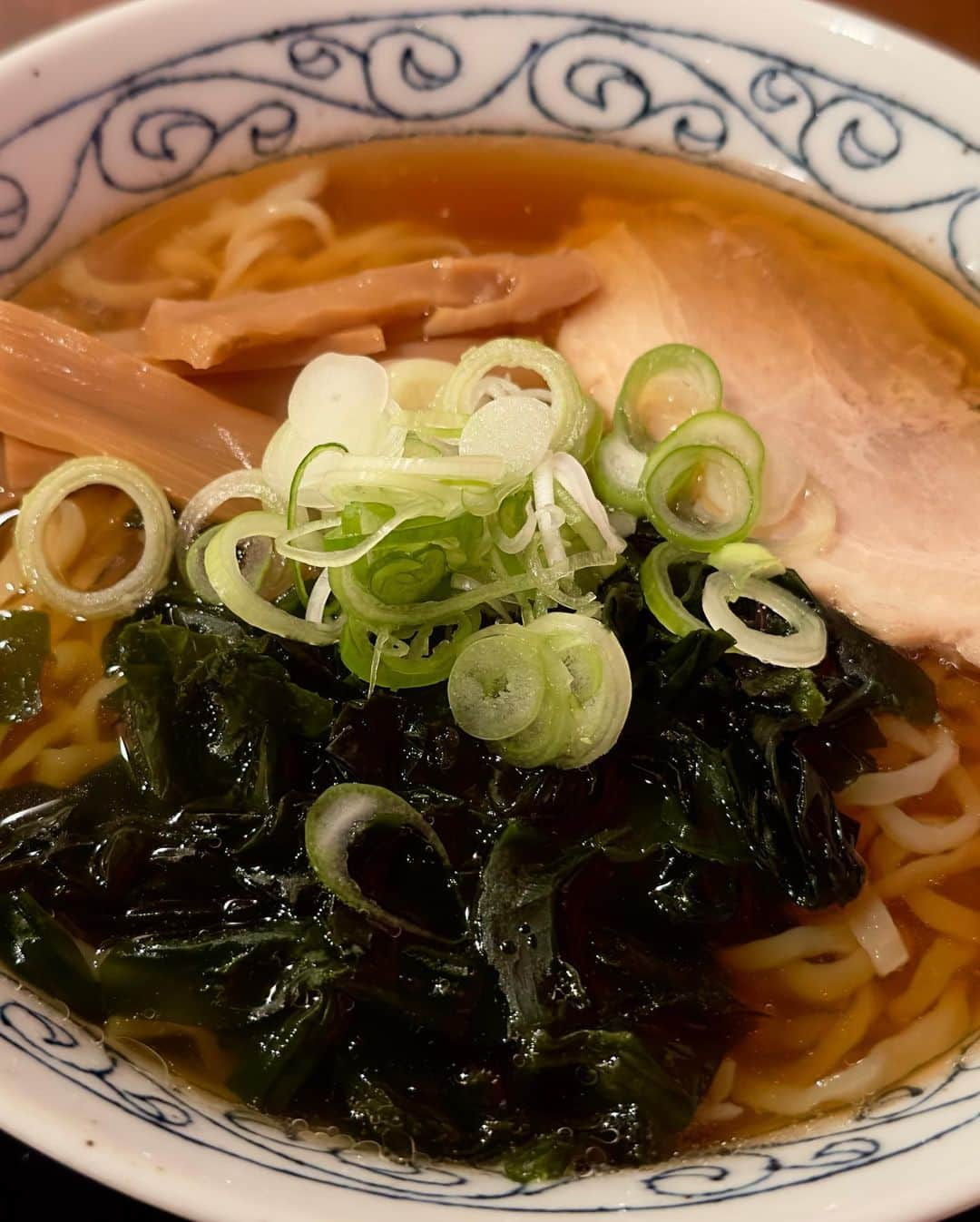 わっきーさんのインスタグラム写真 - (わっきーInstagram)「宇都宮餃子専門店「悟空」へ。 視聴者さんからのリクエストで訪問。 ピーク時は2〜3時間待ちになる人気店。  特製肉餃子が看板メニュー。 肉汁が詰まっていて、餡の下味がしっかりついてるので、そのままでもかなり美味しい。 写真は"焼セット"1720円。 佐野ラーメンも、昔ながらの醤油味で、平打ち麺が特徴だ。  そして、店員さん達が超元気。 接客がフレンドリーで、温かい気持ちになる。  宇都宮餃子を食べに行く方は是非。  #宇都宮餃子専門店悟空  #餃子悟空  #餃子 #焼き餃子  #宇都宮 #宇都宮グルメ  #宇都宮餃子  #ラーメン #中華そば #佐野ラーメン  #栃木グルメ  #youtube  #わっきーtv」5月5日 11時05分 - makoto_ishiwaki