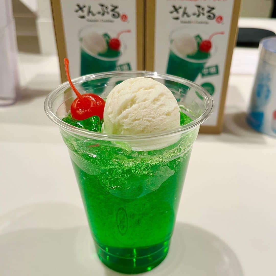 辛島美登里のインスタグラム：「アイスとソーダ水境目のシャーベットシャカシャカ部分が好き、とラジオで話していたら、 出会いました。 全部食べたい。けど 全部サンプル😂 キットがあるんですね〜🍧 キット楽しいし、溶けないし、減らない😋 These are all samples made in Japan that look like real things. #食品サンプル」