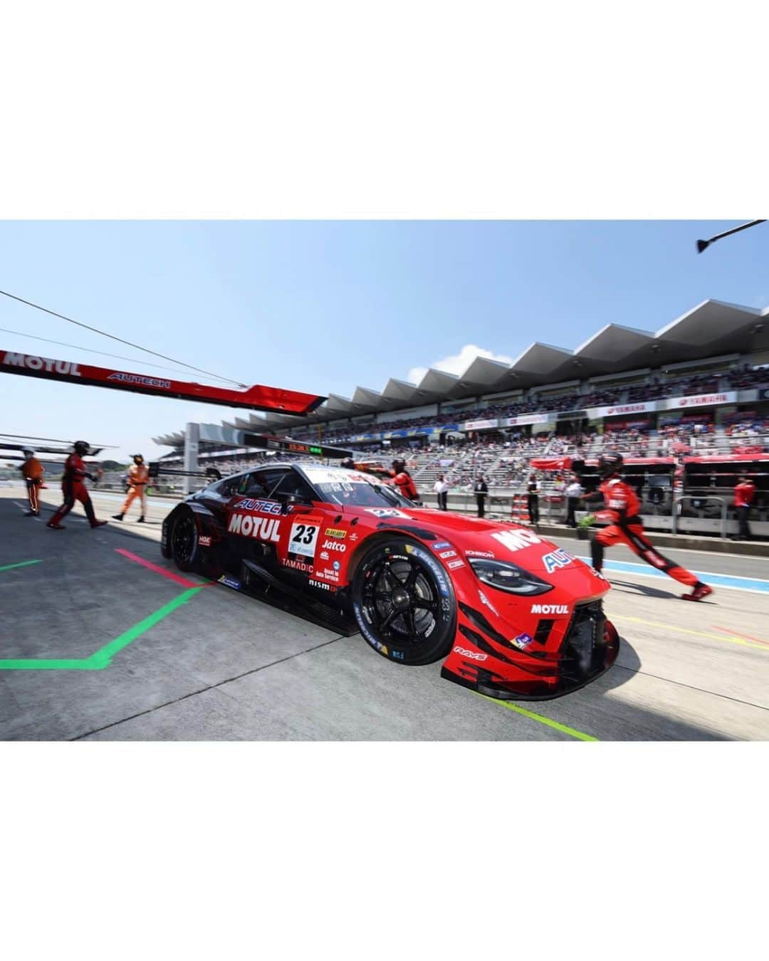 密照幸映さんのインスタグラム写真 - (密照幸映Instagram)「【SUPER GT Rd.2 富士🗻決勝】  SUPERGT第2戦、 決勝も沢山の応援ありがとうございました。  決勝は一度の中断もなく、手に汗を握る勝負となりました。  23号車は10番手からのスタート。 スタートドライバーはロニー選手。  10周目で7番手につけます。 1番手との差は9,469  15周目、順位は変わらず 1番手との差は15,102  23周目でオーバーテイクし6番手に順位をあげます。  ここからNISMOブースイベントへ行っていた為、把握できていませんが、一度ロニー選手がピットインしてます。  59周目にピットインし松田選手に交代。 ここでさらに2回目のタイヤチェンジ🛞  70周目の時点で10番手  85周目の時点で9番手 1番手との差は53,614  23号車の前では抜きつ抜かれつがありましたが…💦  トータルタイムは2:34'41.061 1番手との差は1'04.910  松田選手のベストタイムは1'30.109 ロニー選手のベストタイムは1'29.966  やはりサクセスウエイトの影響を受けていましたが、確実にポイントを重ねられましたし、 次戦以降に向けてもとてもポジティブだなと思っています💫 42kgのウエイトを積んでても速いなと思いました！  ホームストレートを駆け抜けるのは観ていて一瞬で目が追いつかないです。 生での観戦は熱くなりますね😄🔥  日産勢は、 5位→3号車 7位→23号車 9位→1号車 終盤まで上位にいた24号車はGT300との接触によりリタイアという結果でした。  富士スピードウェイはサーキット場も広くて観客席は満席で圧巻でした❤️‍🔥ずっと観てみたかった光景だったので最高でした‼︎  晴天の中、応援隊の皆さんもお疲れ様でした😊  次戦は、6月3日（土）4日（日）に鈴鹿サーキットで行われます🏁  23号車ポイントランキングは1位キープのまま🥇 次戦は50kgのウエイトを積んでのレースになります。 引き続き23号車への熱い応援を宜しくお願いします🌈  ©️NISMO  @MOTULJapan @autech_com  @nissanjapan  @nismo_jp_official  #MOTUL #MOTULJapan #PoweredByMOTUL #AUTECH #NISSAN #NISMO #GoGoNISSAN2023 #supergt #supergt2023  #sgt #GT500 #circuit #motersport #23号車 #NissanZ #レースクイーン #RQ #racequeen  #富士スピードウェイ #密照幸映」5月5日 11時12分 - saemissho_