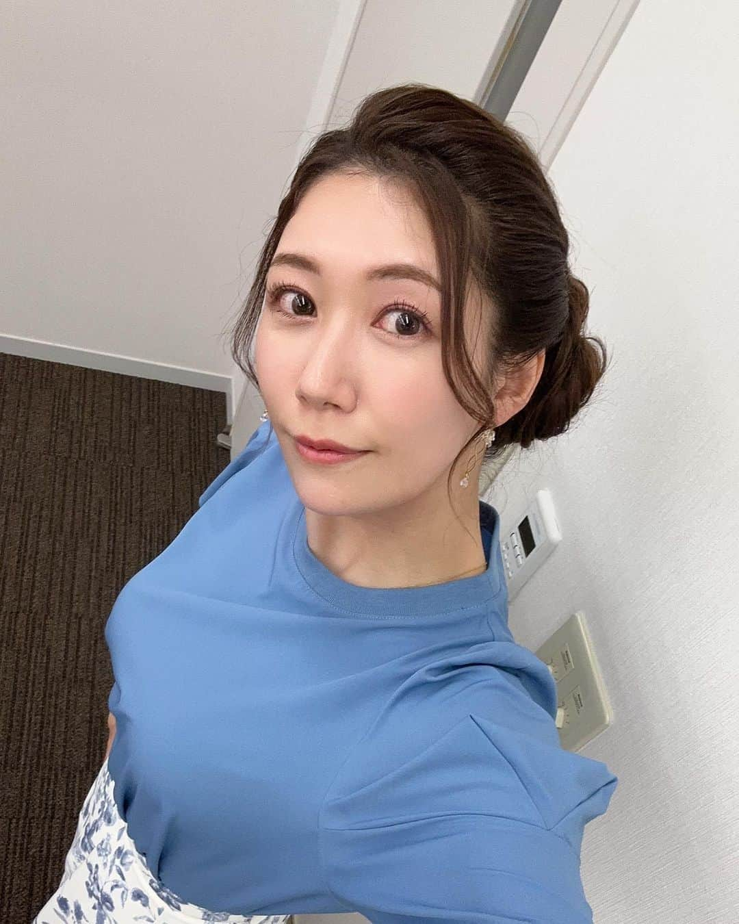 穂川果音さんのインスタグラム写真 - (穂川果音Instagram)「hair style  サイドめのアップヘアです😊  earrings→ @la_mimosa_accessori   イヤリングは、久しぶりのミモザさん😊 ピアスの穴を開けていないので、ずっとイヤリング派なんですが、ミモザさんのイヤリングは、つけていて痛くならないのも素敵なんですよ〜！オススメ  #ヘアアレンジ　#ヘアスタイル　#hairarrange #サイドアップ　#アップヘア　#イヤリング　#アベプラ」5月5日 11時13分 - hokawakanonn