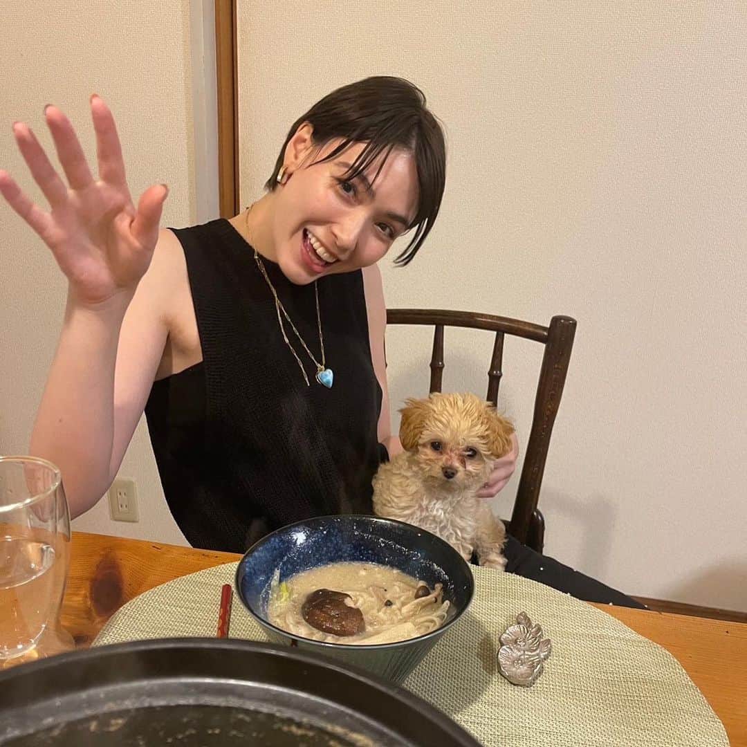のインスタグラム：「臨月のお友達に会いにサンと🐶✨✨ お腹がぽんぽこりんになっていて これから起こる奇跡に今からじわん。  当たり前のことなんてなにもなくて 友達に会えることも当たり前じゃない  新たな命ができたり  自然の循環が常に起きてる🌍✨  3年前の私たちからは信じれない 程のお互いの変化  あ〜幸せって言いながら 笑い合いながら過去の話ができる お友達がいて幸せ🍀  毎日小さな幸せも「幸せ」と 感じられることが「幸せ」。  お金持ちになったら幸せとは 限らない、 どんな状況でも幸せと感じられる人 は、それこそが幸せ  だから怒っちゃいけない。 怒りのエネルギーは必要のないもの マインドに常に手綱をつけて 自分でコントロール出来ている状態 だと怒りは出てこないらしい。  怒っている時はマインドを意識的に コントロール出来ていなくて いわゆる暴れ馬状態🐎  マインドにきちんと手綱をつけて コントロール出来るようになると 怒りの感情が出てきてもそれが 無くなるまで見守ることができる  だから結果的に人に怒ることが なくなるということ☺️  Be happy 💕  #瞑想 #子犬 #チワプー #ゴールデンウィーク #マインド #マインドフルネス #ポジティブ #考え方  #引き寄せの法則 #アファメーション」