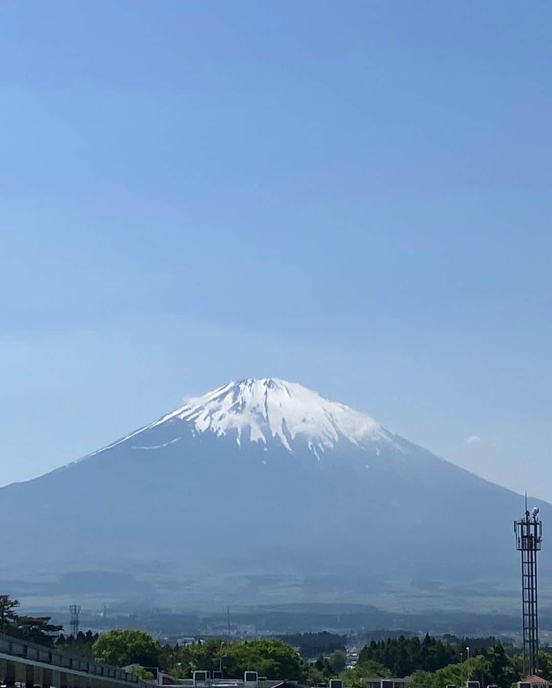 前野えまさんのインスタグラム写真 - (前野えまInstagram)「富士山見られて朝からラッキー🗻 ・ ・ #富士山🗻  #静岡県  #gw   #fujimountain  #shizuoka」5月5日 11時17分 - maeno_ema