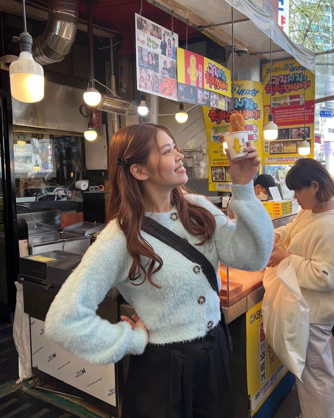 吉岡久美子さんのインスタグラム写真 - (吉岡久美子Instagram)「、 韓国旅行🇰🇷記録  #広蔵市場 の屋台美味しかった〜🩷  人気すぎる #クァベギ のお店は さつまいものクァベギが美味しすぎた🥲🫶  初めての #スンデ もビビりながら食べた！  いっぱい食べ歩きして楽しかった🫶🌈  #チャッサルクァベキ #韓国旅行  #seoul旅行 #ソウル旅行  #渡韓 #seoul #広蔵市場 #鐘路5街 #クァンジャンシジャン #クァンジャン市場  #広蔵市場食べ歩き #広蔵市場グルメ  #クァベギ専門店 #韓国旅行記  #韓国旅 #韓国グルメ #韓国グルメ情報  #つぼみ大革命 #つぼみ #吉本 #よしもと #アイドル #instagood #いいね #フォローミー」5月5日 11時22分 - kuunyaaan