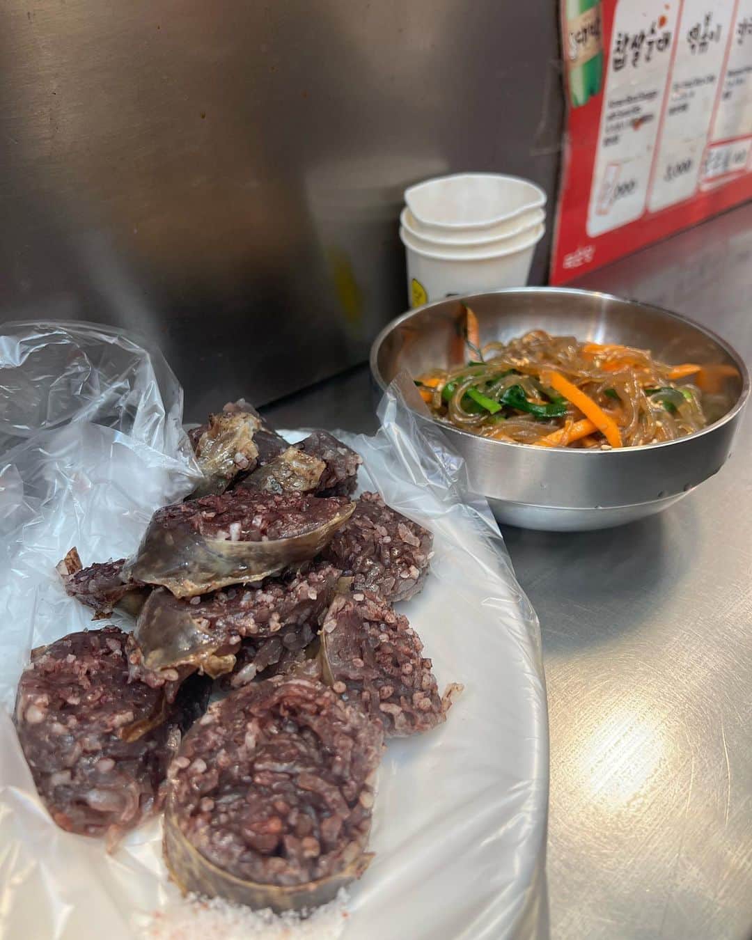 吉岡久美子さんのインスタグラム写真 - (吉岡久美子Instagram)「、 韓国旅行🇰🇷記録  #広蔵市場 の屋台美味しかった〜🩷  人気すぎる #クァベギ のお店は さつまいものクァベギが美味しすぎた🥲🫶  初めての #スンデ もビビりながら食べた！  いっぱい食べ歩きして楽しかった🫶🌈  #チャッサルクァベキ #韓国旅行  #seoul旅行 #ソウル旅行  #渡韓 #seoul #広蔵市場 #鐘路5街 #クァンジャンシジャン #クァンジャン市場  #広蔵市場食べ歩き #広蔵市場グルメ  #クァベギ専門店 #韓国旅行記  #韓国旅 #韓国グルメ #韓国グルメ情報  #つぼみ大革命 #つぼみ #吉本 #よしもと #アイドル #instagood #いいね #フォローミー」5月5日 11時22分 - kuunyaaan