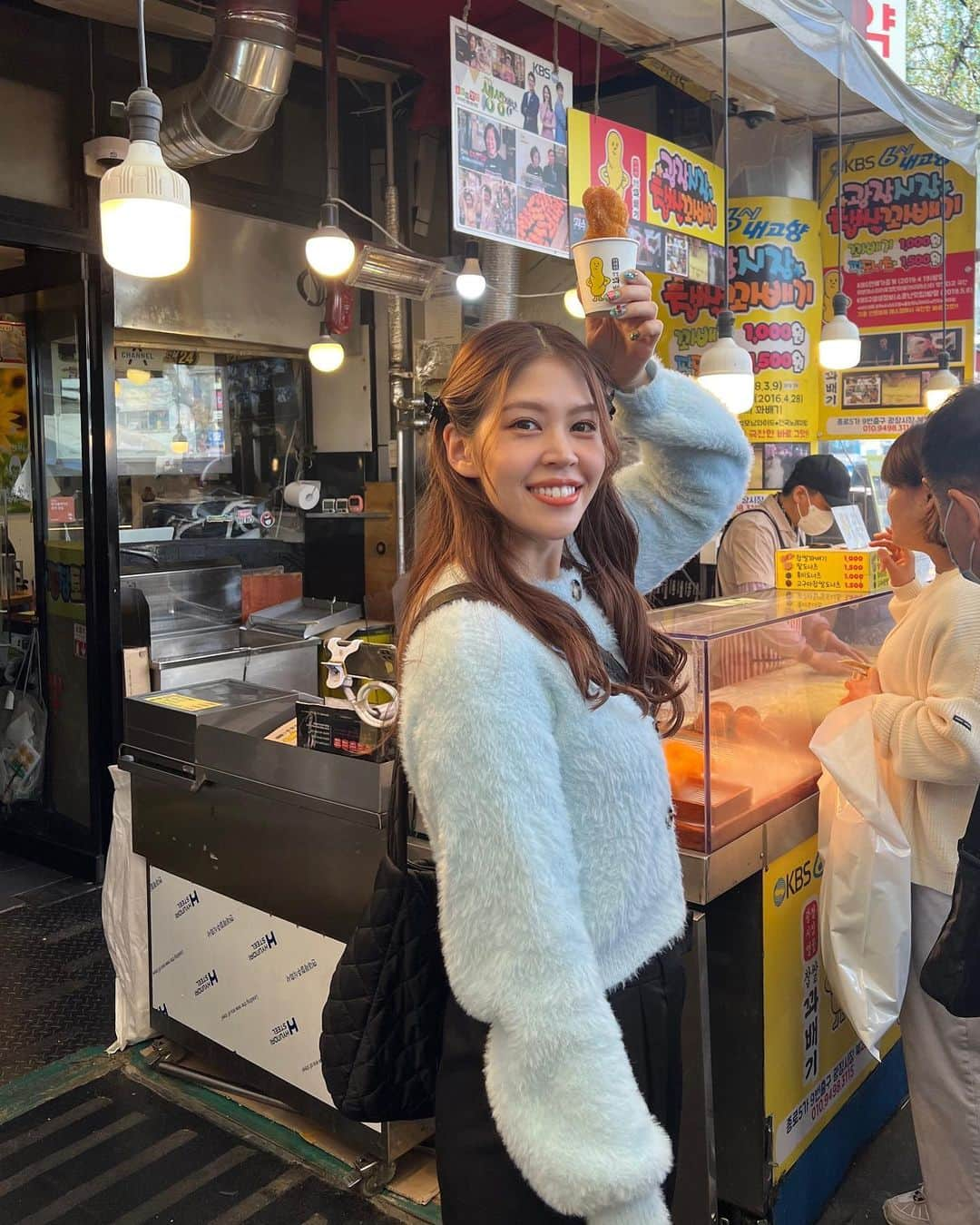 吉岡久美子のインスタグラム：「、 韓国旅行🇰🇷記録  #広蔵市場 の屋台美味しかった〜🩷  人気すぎる #クァベギ のお店は さつまいものクァベギが美味しすぎた🥲🫶  初めての #スンデ もビビりながら食べた！  いっぱい食べ歩きして楽しかった🫶🌈  #チャッサルクァベキ #韓国旅行  #seoul旅行 #ソウル旅行  #渡韓 #seoul #広蔵市場 #鐘路5街 #クァンジャンシジャン #クァンジャン市場  #広蔵市場食べ歩き #広蔵市場グルメ  #クァベギ専門店 #韓国旅行記  #韓国旅 #韓国グルメ #韓国グルメ情報  #つぼみ大革命 #つぼみ #吉本 #よしもと #アイドル #instagood #いいね #フォローミー」