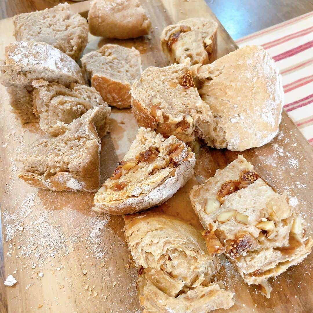 白木夏子さんのインスタグラム写真 - (白木夏子Instagram)「ハア〜1万年ぶりぐらいにパンを焼いた🥖外側ガリガリ＆中はもっちり、美味しかった😆」5月5日 11時23分 - natsukoshiraki