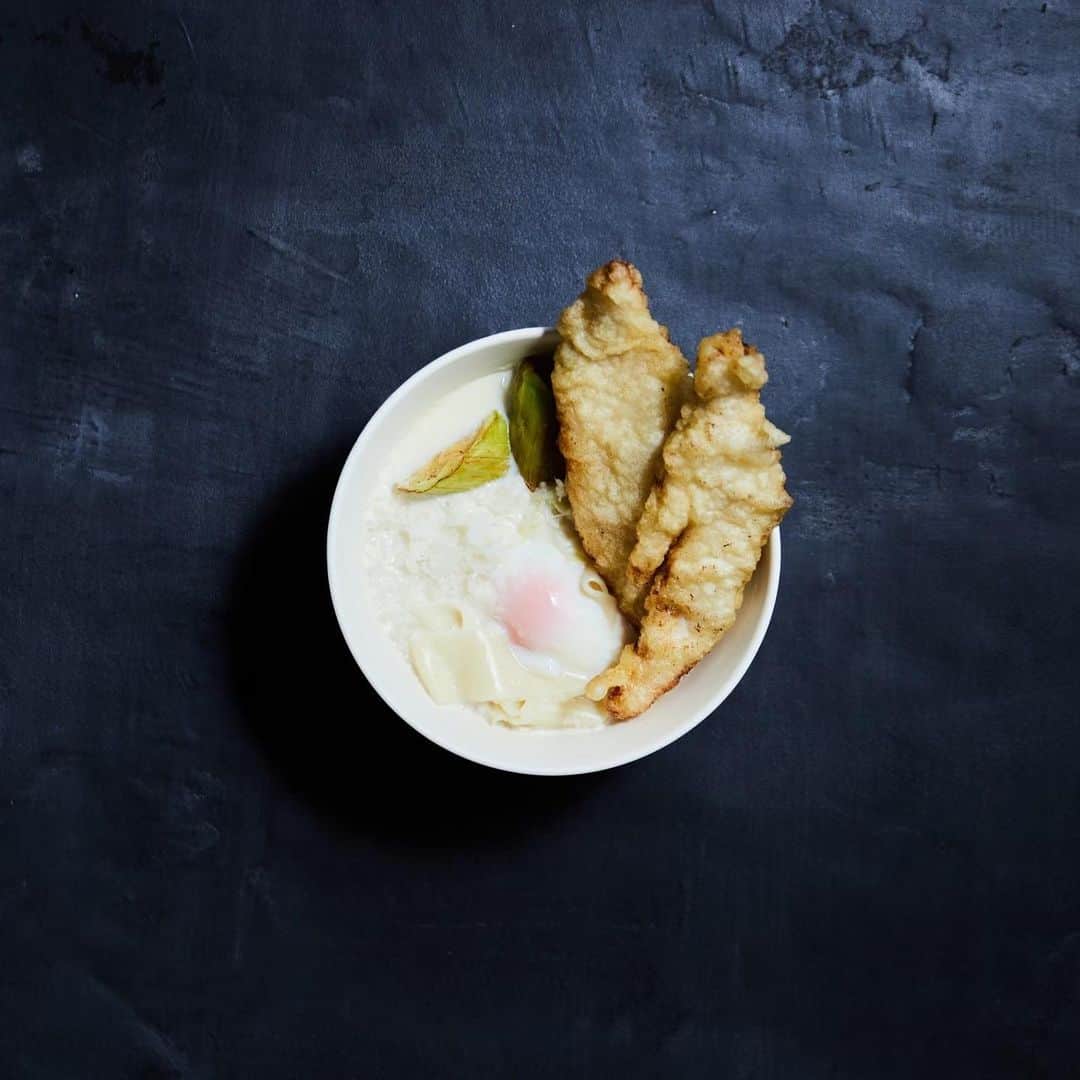のインスタグラム：「【西館7F LIVERARY Extra &EAT】  80日間の期間限定POPUPもラストスパート。  写真は「とり天豆乳きしめん」  いつもは７階レストランフロアでの営業ですが、最後の３日間は＆EATが西館1階エントランスにも出店！ 「冷やし中華はじめました。」 12:00~20:00 ※雨天時、雨の強さによっては1Fでの営業を中止し7Fにて提供いたします。     【蒸し鶏と自家製ピーナッツラー油だれの冷やし中華】 しっとりした旨味のある蒸し鶏と、自家製ラー油が相性抜群。 自家製のナッツだれが絡んだ中華麺と混ぜてお召し上がりください。     - ＆EAT Maison YWEやTT” a Little Knowledge Storeなどのお店を名古屋で展開してきたMAISONETTEの期間限定SHOP。 ジャンクに見えて、実は健康。 面白い、かわいいの先にある、丁寧な「おいしい」。 「誰かの暮らしに寄り添えるお店」として名古屋PARCOで営業していた店舗(2014-18)が生まれ変わって復活します。 食事もお茶もお酒も終日お楽しみいただけます。 安心・安全・おいしいをあなたらしく。 楽しみながら食への興味を持つきっかけになる場所。     - 2023.02.17 - 2023.05.07 #LIVERARY_EXTRA_AND_EAT @liverary_extra @and_eat 名古屋PARCO西館7F @parco_nagoya_official」