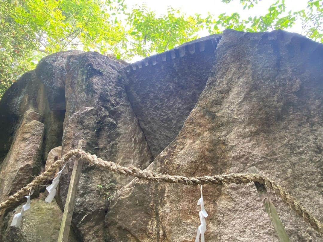 青山有紀さんのインスタグラム写真 - (青山有紀Instagram)「ずっと行きたかった越木岩神社。ちょうど神戸に用がありナイスタイミングで行けました✨ #巨石の迫力ってわたしの写真じゃ全然伝えられない〜🪨」5月5日 11時30分 - yukiaoya