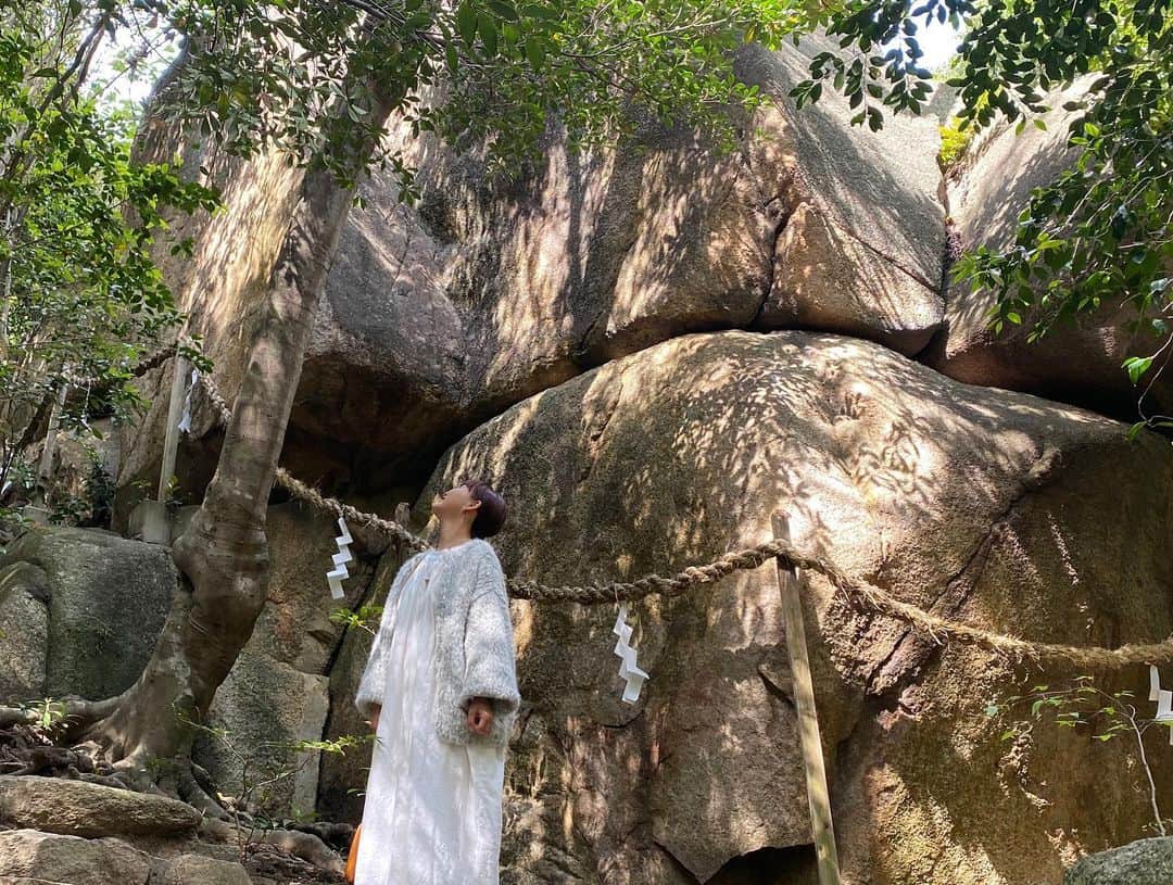 青山有紀さんのインスタグラム写真 - (青山有紀Instagram)「ずっと行きたかった越木岩神社。ちょうど神戸に用がありナイスタイミングで行けました✨ #巨石の迫力ってわたしの写真じゃ全然伝えられない〜🪨」5月5日 11時30分 - yukiaoya