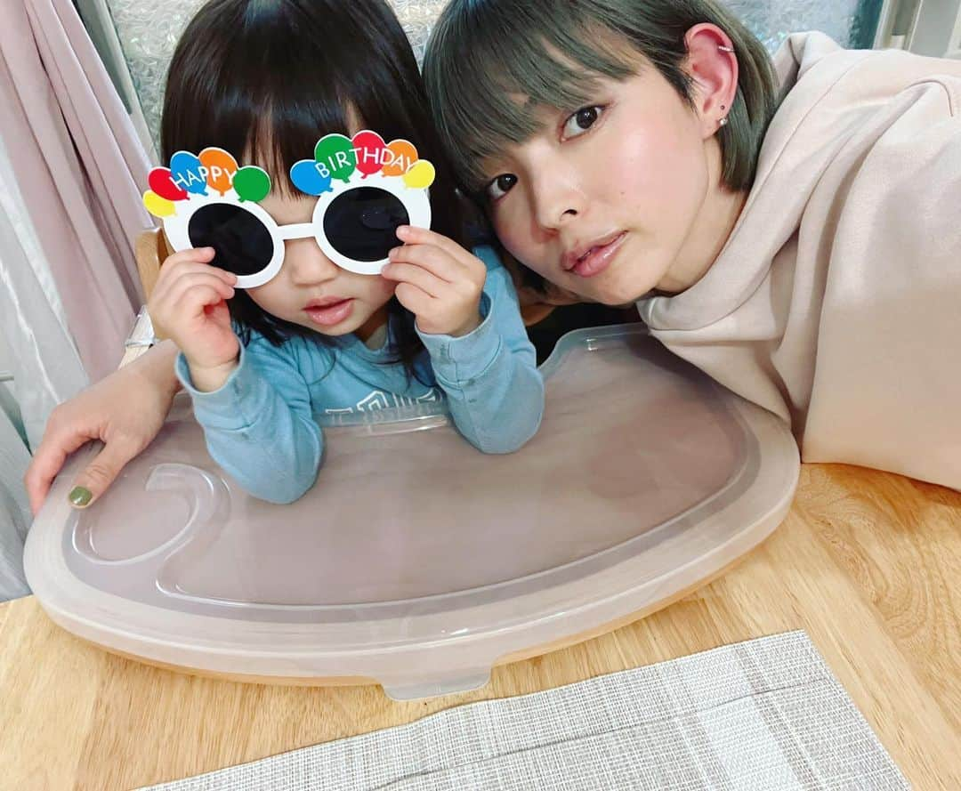 最上もがさんのインスタグラム写真 - (最上もがInstagram)「先日、娘が2歳になりました🎂 ついこないだまで、「ママ」と「じいじ」と「シオちゃん🐈」くらいしか 話せる言葉がなかったのに、急に色々言葉が増えて イヤイヤ期もゆるやかになってきました。  去年はパンケーキだったけど 今年は甘酒チーズケーキを焼いてみたり🍓 砂糖なしだから大人には少し物足りない？けど 娘はおかわりしてたくさん食べてくれました☺️ヨカッター！  私も母として2歳、色んなことにタフになりつつも いつでも穏やかでいれる訳じゃなくて 自分にしょっちゅうイライラしてしまうけど😂 娘と共に少しずつ成長しているのを感じます。  今は昔のように沢山メディアにでて活動できている訳でもなく ただ育児や日常のことをブログにアップしてるくらいで 応援してくれる人もかなり減っているのは 数字でもすぐわかるし実感しているけれど それでも逆に新しく好きになってくれたり 離れずに見守ってくれてるみなさまには 本当に感謝しています。 ありがとうございます😊  信じるべきは、こういう時でも 仲良くしてくれる人なんだなあ なんて思ったり。  仕事と育児の両立の難しさに何度も心は折れていますが 余計な感情に振り回されていた時より ずっと心は前向きで、この先もっとよくなる予感がしています。✌️  そんなこんなで 私事ですが、母子共に2歳のご報告でした🌞  お誕生日会の様子はまた最上家の日常ブログにアップします！🎁」5月5日 11時32分 - mogatanpe