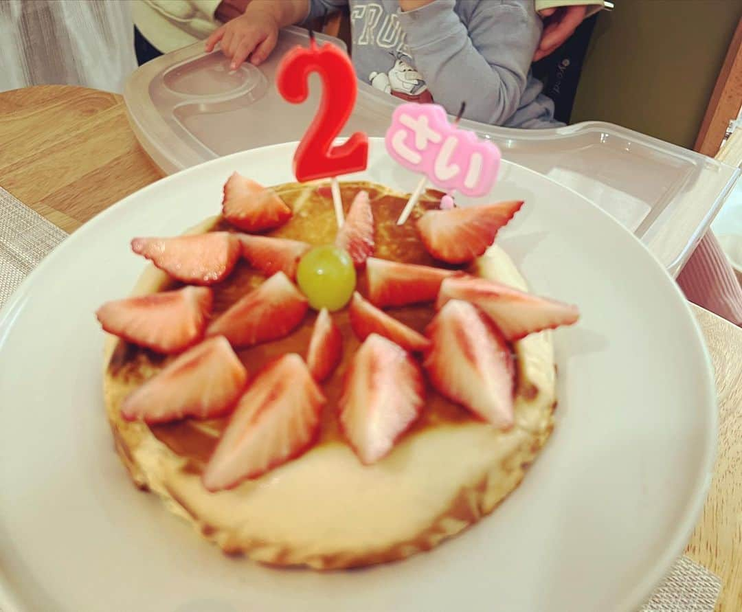 最上もがさんのインスタグラム写真 - (最上もがInstagram)「先日、娘が2歳になりました🎂 ついこないだまで、「ママ」と「じいじ」と「シオちゃん🐈」くらいしか 話せる言葉がなかったのに、急に色々言葉が増えて イヤイヤ期もゆるやかになってきました。  去年はパンケーキだったけど 今年は甘酒チーズケーキを焼いてみたり🍓 砂糖なしだから大人には少し物足りない？けど 娘はおかわりしてたくさん食べてくれました☺️ヨカッター！  私も母として2歳、色んなことにタフになりつつも いつでも穏やかでいれる訳じゃなくて 自分にしょっちゅうイライラしてしまうけど😂 娘と共に少しずつ成長しているのを感じます。  今は昔のように沢山メディアにでて活動できている訳でもなく ただ育児や日常のことをブログにアップしてるくらいで 応援してくれる人もかなり減っているのは 数字でもすぐわかるし実感しているけれど それでも逆に新しく好きになってくれたり 離れずに見守ってくれてるみなさまには 本当に感謝しています。 ありがとうございます😊  信じるべきは、こういう時でも 仲良くしてくれる人なんだなあ なんて思ったり。  仕事と育児の両立の難しさに何度も心は折れていますが 余計な感情に振り回されていた時より ずっと心は前向きで、この先もっとよくなる予感がしています。✌️  そんなこんなで 私事ですが、母子共に2歳のご報告でした🌞  お誕生日会の様子はまた最上家の日常ブログにアップします！🎁」5月5日 11時32分 - mogatanpe