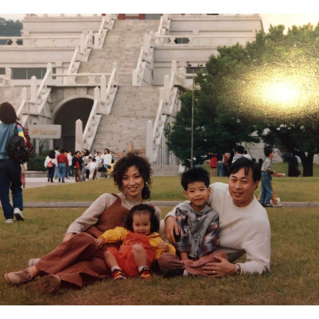 ライムのインスタグラム：「💙해피 어린이날💙 어렸을때 사진을  더 들여다 보게되는 요즘 육아난이도 최상인것 같음」