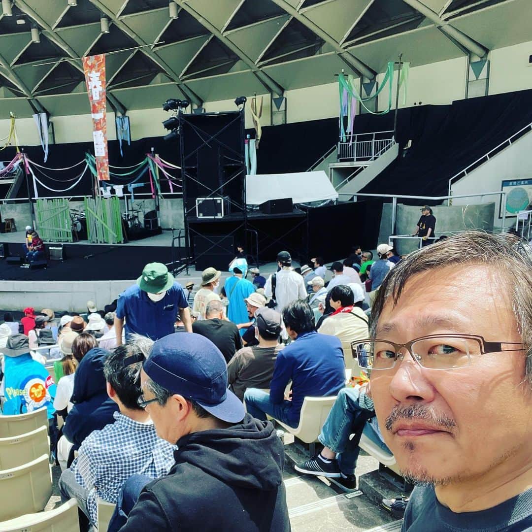 松尾貴史さんのインスタグラム写真 - (松尾貴史Instagram)「服部緑地公園の野外音楽堂で開催中の「春一番コンサート2023」へ来てみました。  入りました。  真夏や。しかしええ雰囲気です。  #春一番2023 #春一番コンサート」5月5日 11時42分 - kitsch.matsuo