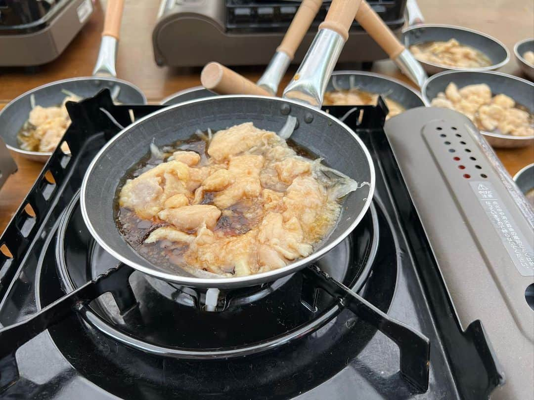 あこさんのインスタグラム写真 - (あこInstagram)「GROUPライスのなか卯さんの親子丼！ GROUPフライのモスバーガーさんのモスチキン！ 大食いの大会はいつもこんな感じで量すごい😂残すこともなくスタッフさんが食べたり選手が持ち帰ったりするので余ることはほぼないのです🫢笑 #大食い王決定戦2023 #なか卯 #親子丼 #モスバーガー #モスチキン」5月5日 11時47分 - harapeko__ako