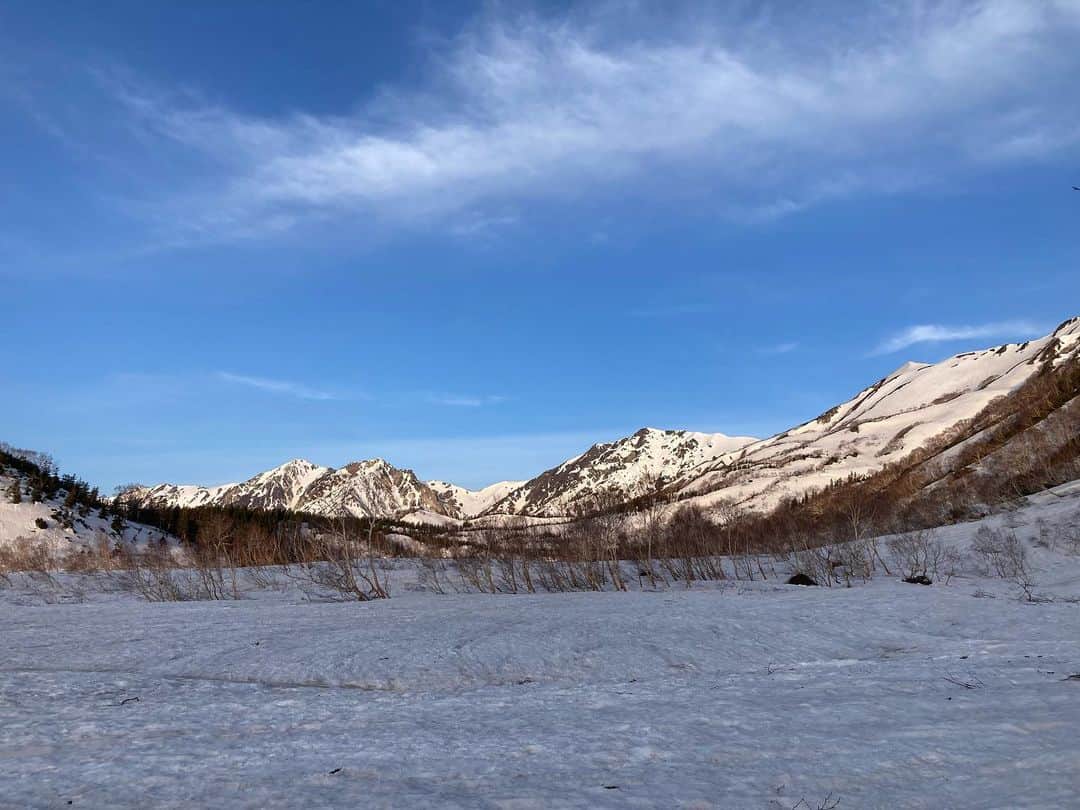 栂池高原スキー場さんのインスタグラム写真 - (栂池高原スキー場Instagram)「こんにちは☀️ ロープウェイ山麓駅の気温は16℃、山頂駅の気温は13℃です。天気が良く、かなり暖かいです！ 写真は、白馬山荘に宿泊し、今朝5時に自然園内で撮った写真です。白馬三山に朝日が当たりとても綺麗でした✨ 運が良ければ山が真っ赤になるモルゲンロート現象が見られるかもしれませんよ〜😆💕  #北アルプス #白馬つがいけWOW！ #白馬 #栂池高原スキー場 #栂池高原 #栂池 #長野県 #絶景 #雪遊び #子連れ #家族の時間 #ロープウェイ #ファミリー #バーガーキング #ドッグラン #つがいけマウンテンリゾート #スノーシュー #こどもとおでかけ #ゴールデンウィーク #車でお出かけ #空中散歩 #愛犬との時間 #tsugaike #tgparks #snowboard #ski #roxy #millet #hakuba #dragon」5月5日 11時47分 - tsugaike_kogen