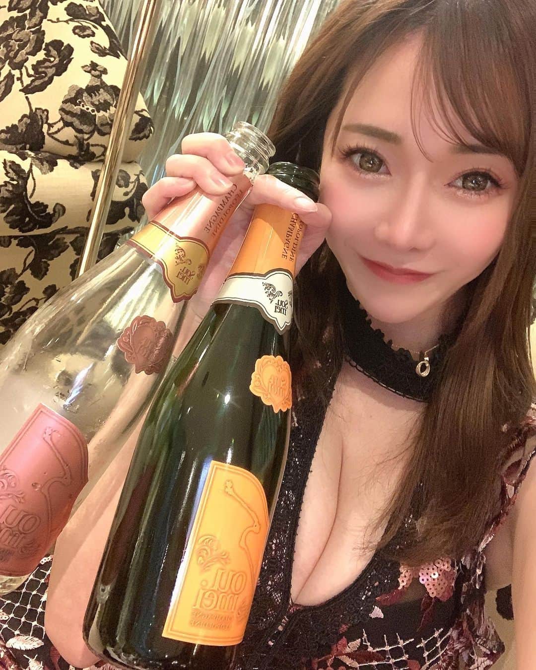 香月亜弥のインスタグラム：「目がとろーんとしてもうしっかりべろべろ🫠なときの写真(笑) シャンパンいっぱい飲めて幸せ( ´˘` )💞💞」