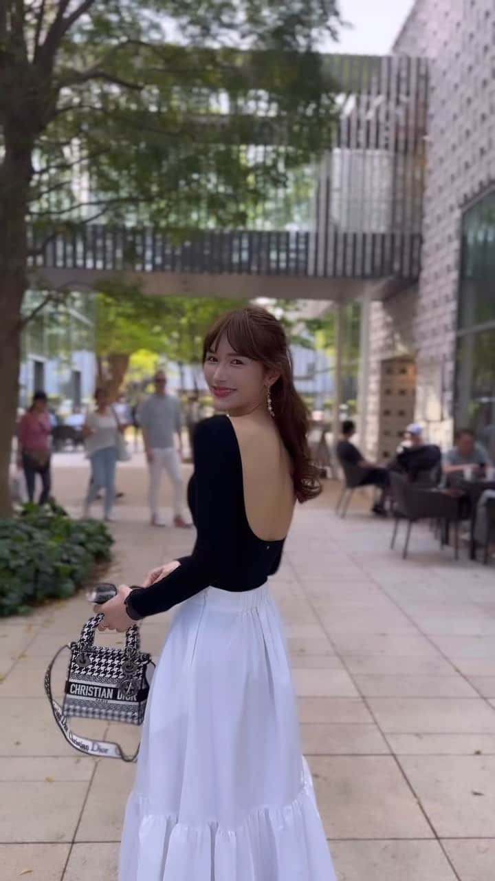 fukishaljのインスタグラム：「Friday mood 🤍  GWいかがお過ごしですか？😉 今日は久しぶりにゴルフをしてきました⛳️ 綺麗な景色を、みながら気持ちよかった〜〜✨  今夜は気づきの扉です🚪 知ることや出来ることか増えるはとてもおもしろいし 自分の知識にも繋がり自信にも繋がる😆  背中のデザインがお気に入りのトップス デニム合わせでもかわいい👖 再入荷したみたいなので是非ご覧ください🙏🏻✨  #気づきの扉　#テレ朝 #ほこりは気にしないで🫢」