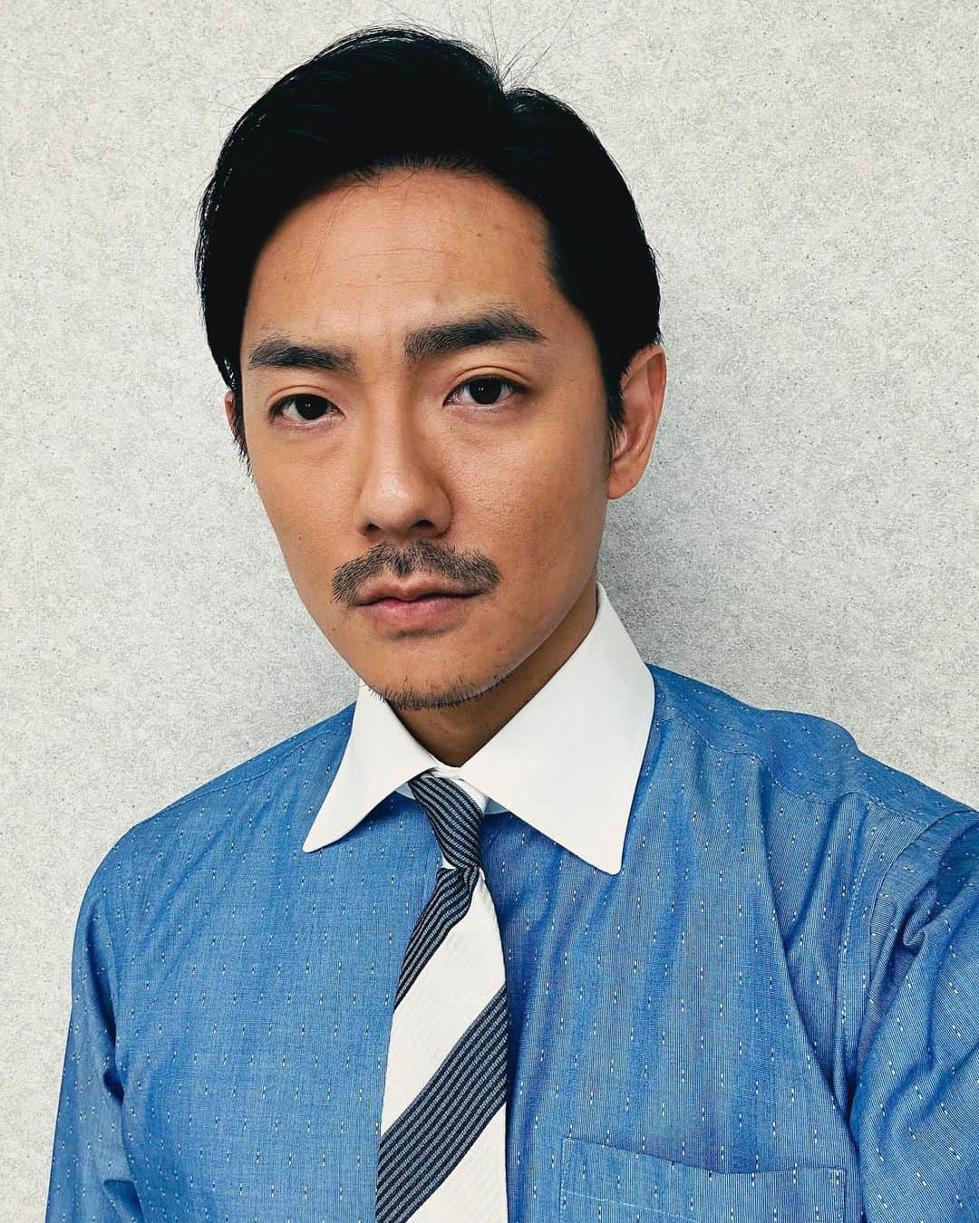長田成哉のインスタグラム：「お知らせでございます。  カンテレ・フジテレビ系ドラマ 「合理的にあり得ない」 5/8(月)放送の第4話に弁護士の谷川として参加させて頂きました！  月曜→弁護士 火曜日→居酒屋 でオサダを楽しめる週となります。笑  是非ご覧くださいませ〜  #合理的にあり得ない  #暑くなってきたね #夏はね #この色のシャツを着ると #色がワントーン暗くなる #肌はツートーン暗くなる #汗と日光 #夏だね」
