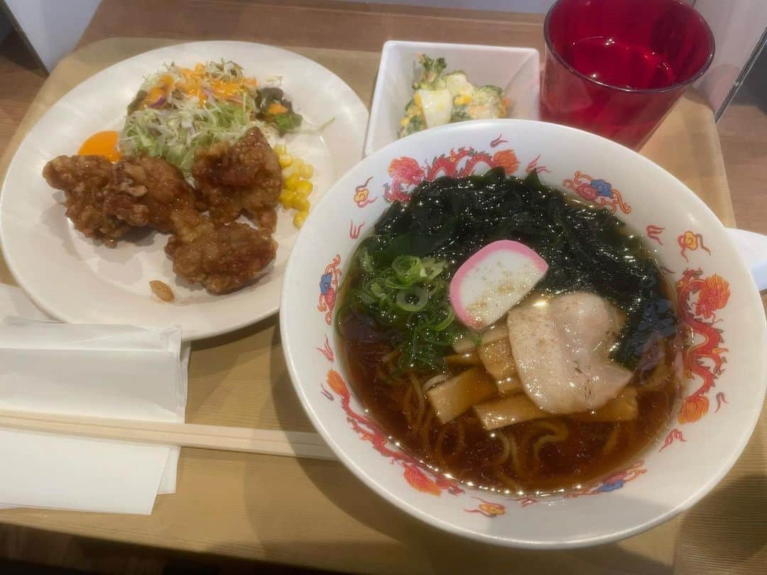 あやつるぽんさんのインスタグラム写真 - (あやつるぽんInstagram)「最後の食堂🍜 席着いてお盆見てびっくり！ いつも頼むものほぼ同じ 尾道ラーメン、油淋鶏✌️ 大樹はおにぎり二つ！二度見したわ . #ヒョドスタグラム」5月5日 11時59分 - ayatsurupon