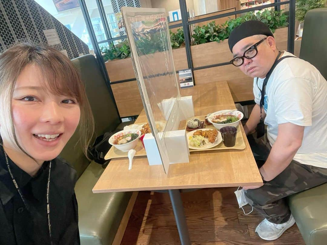 あやつるぽんさんのインスタグラム写真 - (あやつるぽんInstagram)「最後の食堂🍜 席着いてお盆見てびっくり！ いつも頼むものほぼ同じ 尾道ラーメン、油淋鶏✌️ 大樹はおにぎり二つ！二度見したわ . #ヒョドスタグラム」5月5日 11時59分 - ayatsurupon