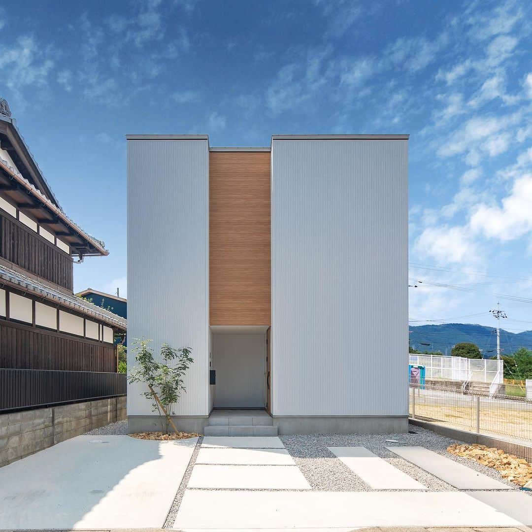 ルポハウス一級建築士事務所さんのインスタグラム写真 - (ルポハウス一級建築士事務所Instagram)「・ ・ ・ ぬくもりのある板貼りを、白のガルバリウムでサンドした箱型の外観。 ・ 窓もなくシンプルなファサードにアクセントを与えています。 ・ ・ ・ 担当設計士/石田悠衣 @yui_ishida_  ・ ・ ・ ■ゴールデンウイーク休業のお知らせ 誠に勝手ながらルポハウス全スタジオにおいて、下記の通りゴールデンウィークのお休みを頂戴いたします。  2023年4月29日(土)～ 5月5日(金)  期間中のお問い合わせにつきましては、5月6日(土)より順次対応させていただきます。  ご不便をお掛けいたしますが、ご了承のほどよろしくお願いいたします。  ※見学会ご予約のみ、随時受付・ご連絡させていただきます。  𓐌𓐌𓐌𓐌𓐌𓐌𓐌𓐌𓐌𓐌𓐌𓐌𓐌𓐌𓐌𓐌𓐌𓐌  ルポハウスの施工事例はこちらまで☞ @reposhouse  𓐌𓐌𓐌𓐌𓐌𓐌𓐌𓐌𓐌𓐌𓐌𓐌𓐌𓐌𓐌𓐌𓐌𓐌 #ルポハウス は#ちょっとかっこいい家 を"友人のために" という思いでつくっています。 一生に一度の#マイホーム。 「あなたにしかできない」×「ルポハウスだからできる」で、 私たちだけの#家づくり を思いっきり楽しんでみませんか？！ ・ ・ ・ #住宅 #注文住宅 #新築一戸建て #デザイナーズ住宅  #一級建築士事務所 #設計事務所 #滋賀県の設計事務所 #外観 #外観デザイン #外観イメージ #ガルバリウム #ネオホワイトガルバ #ホワイトガルバ #ニチハモエンエクセラード16」5月5日 12時00分 - reposhouse