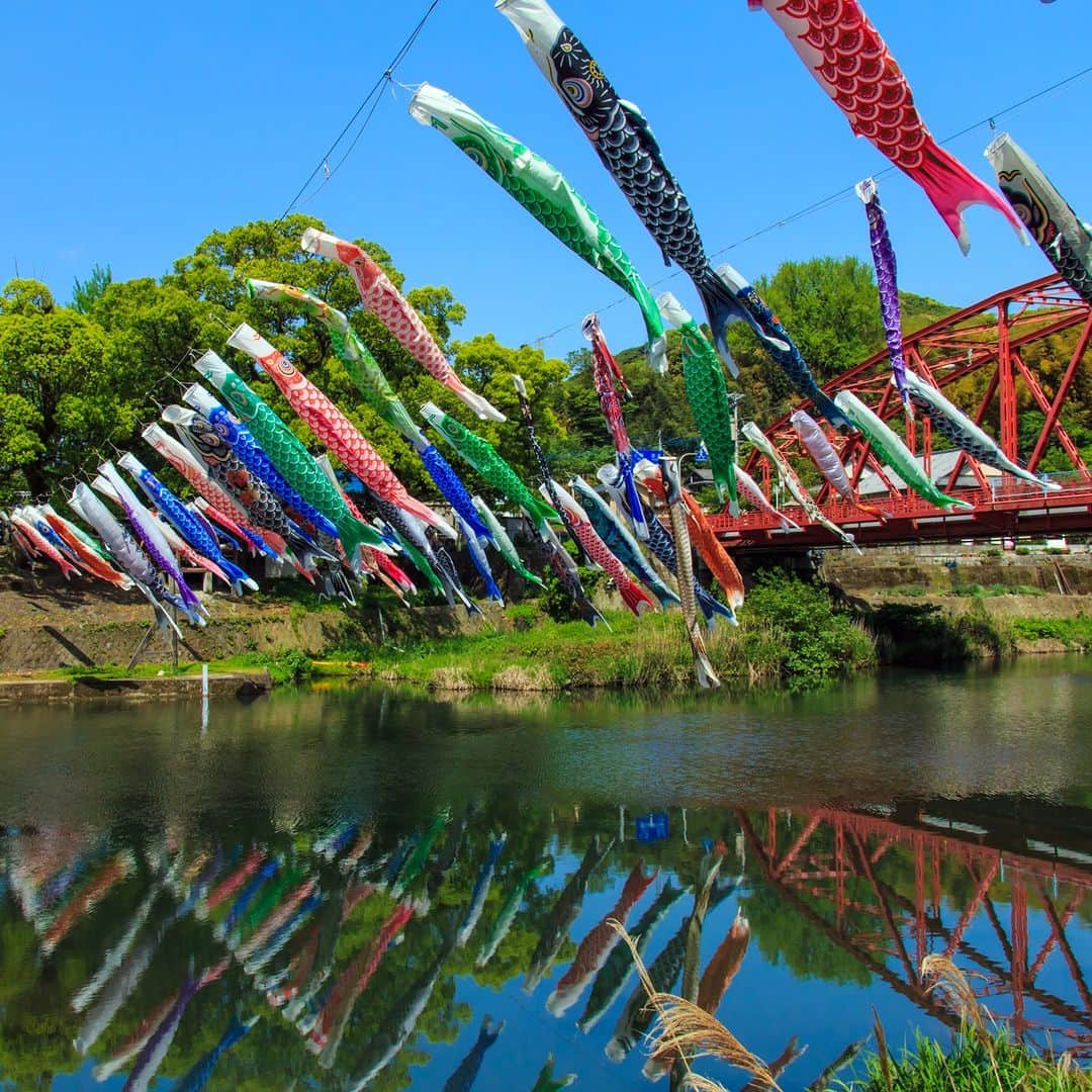 旅行比較サイト・トラベルコ 理想の旅を、いちばん安く。のインスタグラム：「#川上峡 / 佐賀  九州の嵐山と呼ばれる「川上峡」ではこどもの日に向けて、約300匹のこいのぼりが飾られます🎏  色鮮やかなこいのぼりが風に吹かれて空を泳ぐ姿は圧巻！  期間限定で観光屋形船「よどひめ号」が運航するので、屋形船に乗ってゆっくり鑑賞するのもおすすめですよ✨  ━━━━━━━━━━━ 📍 #川上峡 （佐賀県佐賀市） ━━━━━━━━━━━  Photo: PIXTA  ********** あなたが旅先で出合った素敵な風景に #トラベルコ または #travelko をつけて投稿してみてください📷 こちらのアカウントで紹介させていただくかも！  投稿を見て「行きたい！」と思ったら保存でクリップ。 フォロー＆いいねもお願いします🌟  ********** 国内海外1500以上の旅行サイトをまとめて比較！ 旅行の最安値を探すなら「トラベルコ」  プロフィール欄のURLから早速検索🔍 @travelko_official  #こいのぼり #こどもの日 #🎏 #鯉のぼり #川上峡春まつり #佐賀 #佐賀県 #佐賀旅行 #佐賀観光 #国内旅行 #日本の絶景 #japantrip #japantravel #絶景 #フォトジェニック #ファインダー越しの私の世界 #誰かに見せたい景色 #旅行好きな人と繋がりたい #写真好きな人と繋がりたい #女子旅 #一人旅 #旅行好き #旅 #旅行 #観光 #trip #travelko #トラベルコ」
