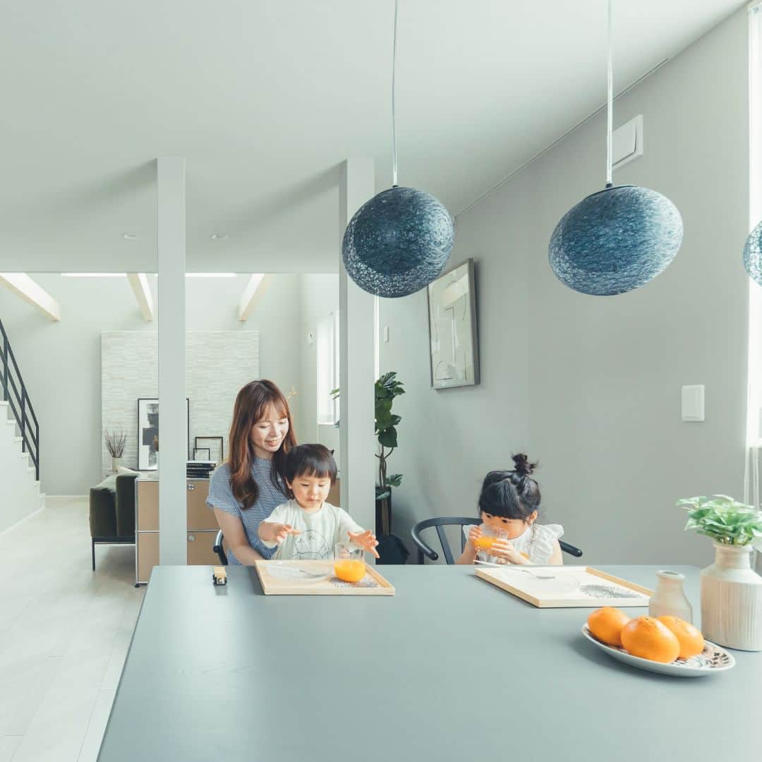 のインスタグラム：「北27条モデルハウス《AKARI》公開中！あかりがない時も素敵な話。 間接照明をはじめとして、さまざまな「あかり」をテーマにした北27条モデルハウス。 あかりが点いてない時も、素敵なんです。  全体をグレーとベージュで統一し、ポイントでブラックを取り入れた内装。 ダイニング照明は灯っていない時にも存在感のあるペンダントを三連で。 吹き抜けからは光が入り、開放感をたっぷりと感じられます。  日が長くなり、夕方までゆっくりとご覧いただけます。 ぜひ一度訪れていただき、心地よい空間をご体感ください。  ご見学予約はホームページで受付中です。 インゾーネの家　で検索🔎 または @inzone_design_labo プロフィールからH Pへ！ YouTubeもやってます。  #inzone #インゾーネの家 #inzonedesignlabo #johnsonhomes #ジョンソンホームズ  #札幌注文住宅 #札幌オープンハウス #札幌モデルハウス #札幌新築一戸建て #マイホーム #札幌家づくり #こだわりモデルハウス #インゾーネ」