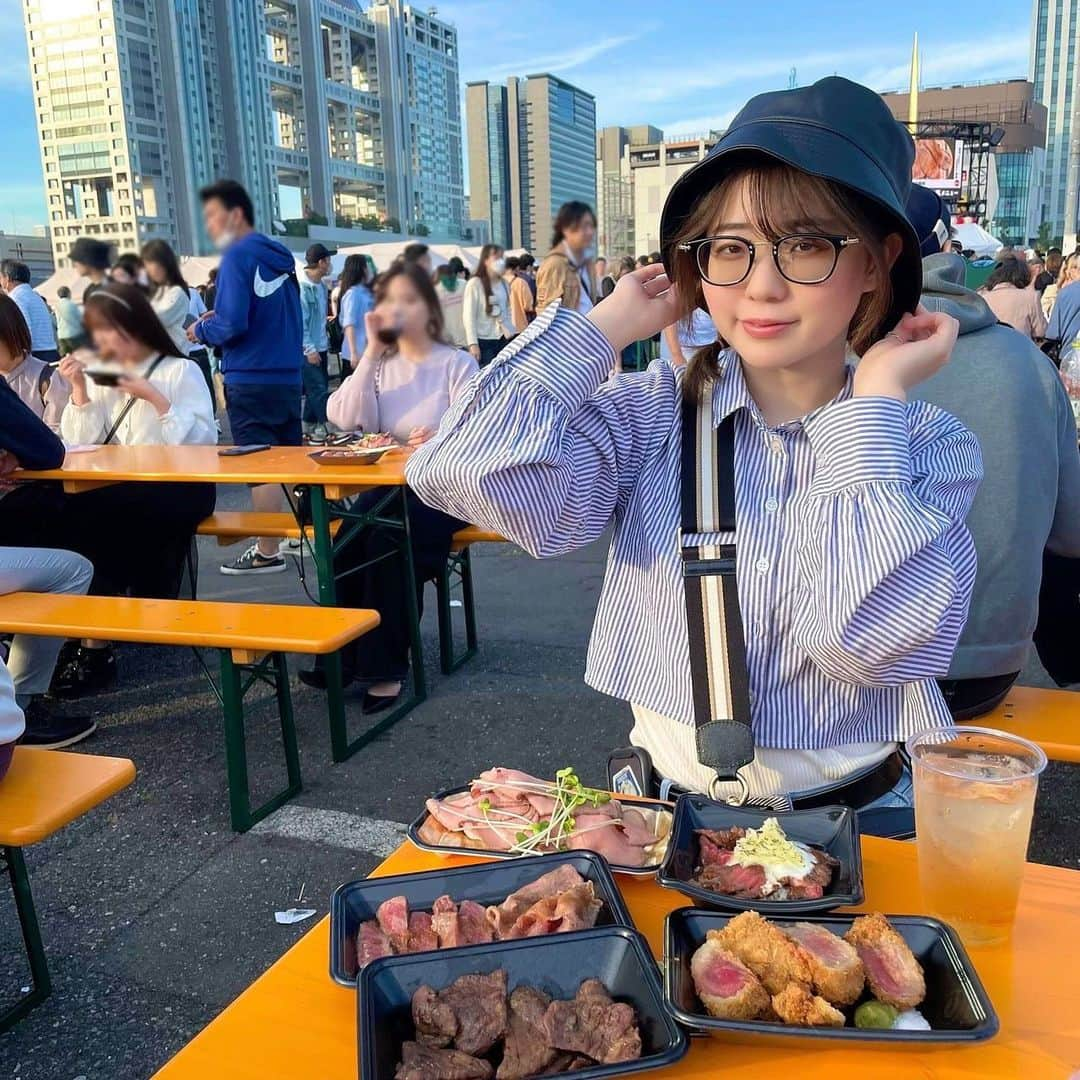 タカフジチヒロのインスタグラム：「* 肉フェス𓌉𓇋 ‎🥩@お台場 * 昨年の餃子フェス🥟に続き、 今年のGWは肉フェス🥓🥩🍗🍖 * しかも、昨年の餃子フェスと偶然にも全く同じ日に行ってました( ⍥ ).ᐟ.ᐟ * * * ☀️*ﾟお昼過ぎ（13:00ごろ）に行った時は入るのに長蛇の列がありましたが、 🌙*ﾟ夕方ごろ（16:00ごろ）は待ちなくスムーズに入れました！ * * * ちっちの好きな牛タンもあって、 いっぱい買っちゃった〜〜😆💓 でも全部ぺろっと食べて追加オーダー😋🍖🍴 * * 特に美味しかったのは 『特製佐賀牛ステーキ＆焼きしゃぶ』 トロトロしてて口の中が幸せでした🍀😊✨ * * * * * #肉フェス #肉フェスお台場 #肉フェス2023 #お台場 #台場グルメ #GWイベント #GW #肉スタグラム #肉 #肉活 #ゴールデンウィークイベント #ゴールデンウィーク #GW #フェス #ぷらべっち」