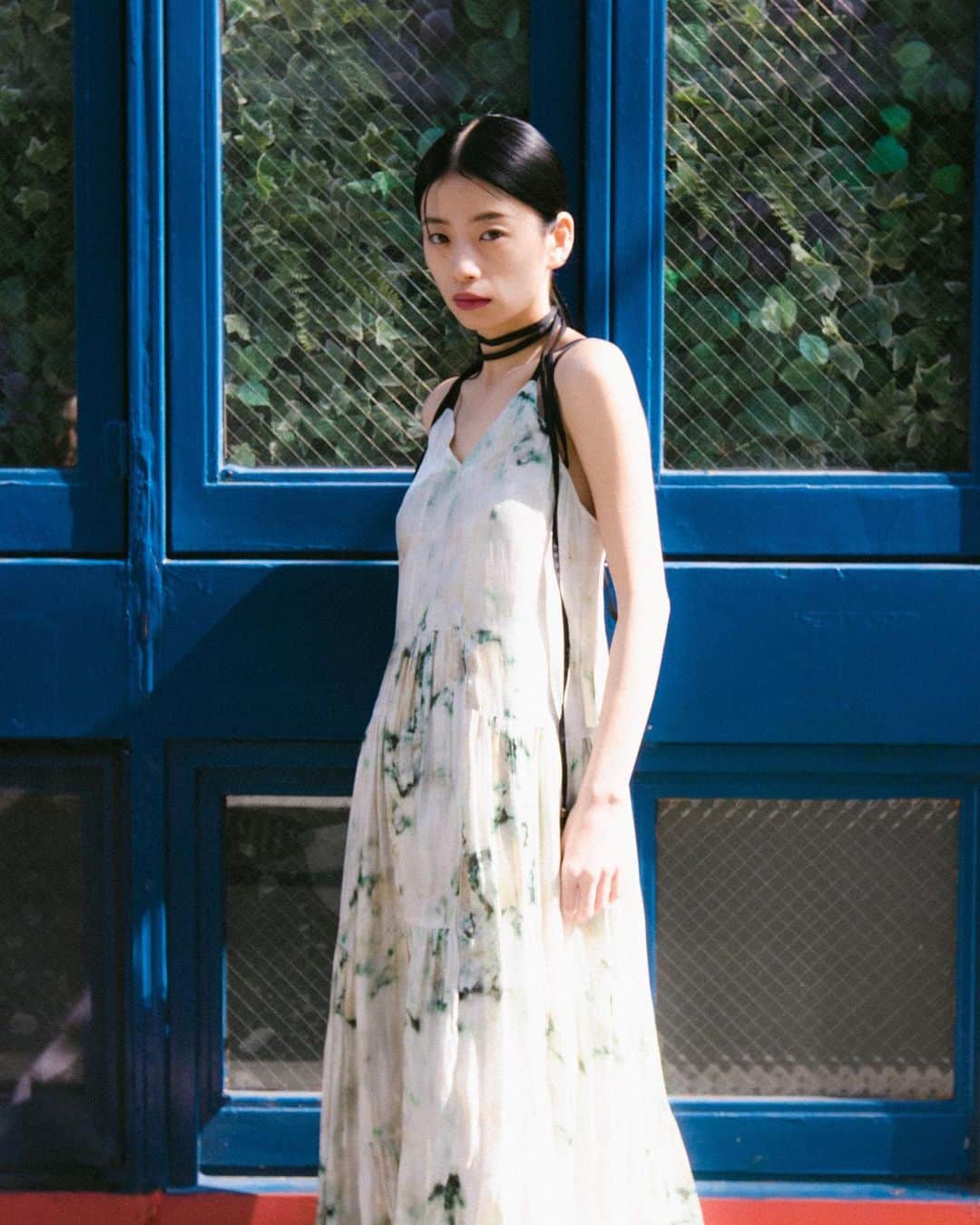 M U R R A Lのインスタグラム：「2023 Spring / Summer Collection  "NUDE"  【日常に芽生えるポエジー】  "Jade=翡翠"をダイレクトにグラフィックへと昇華したOreシリーズ。  ランダムなギャザーから生まれるスカートのボリューム。 割線糸を使用したファブリックは光の角度によって様々な表情を映し出す。  透き通るような質感に魅せられた それはまるで身体美への讃歌。  Ore tiered camisole dress / Jade Available now online  #MURRAL #23SS #NUDE」