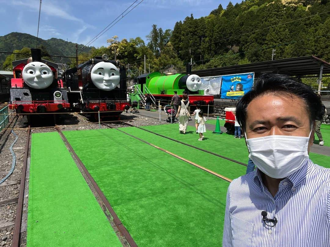 伊地健治さんのインスタグラム写真 - (伊地健治Instagram)「・ ・ ・ GWの人気者に 会ってきましたよ‼️🚂  詳しくは あす(土)の 「とびっきり！しずおか土曜版」で‼️😋  #トーマス  #ドビー  #パーシー  #ヒロ  #ジェームス」5月5日 12時12分 - kenji_ichi_satv