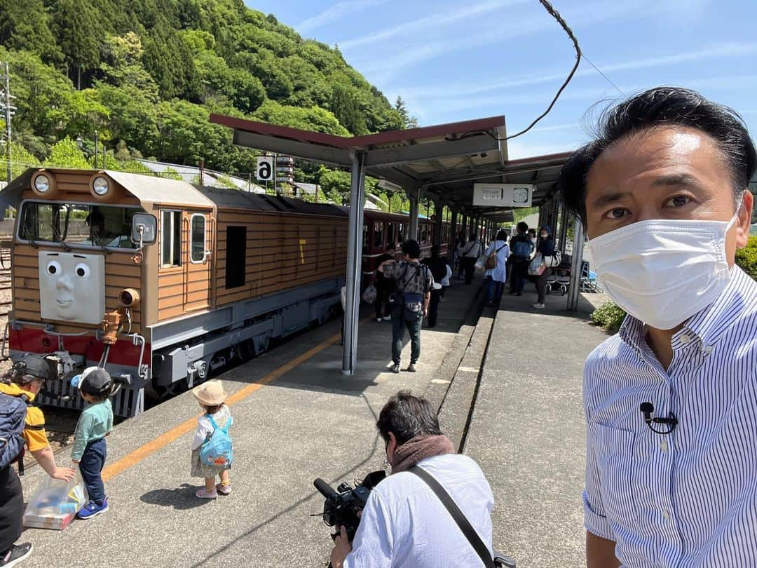 伊地健治のインスタグラム：「・ ・ ・ GWの人気者に 会ってきましたよ‼️🚂  詳しくは あす(土)の 「とびっきり！しずおか土曜版」で‼️😋  #トーマス  #ドビー  #パーシー  #ヒロ  #ジェームス」