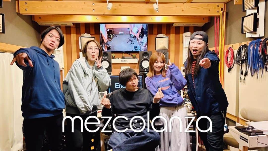 ハジメタルのインスタグラム：「告知です！ mezcolanza が4ヶ月連続で音楽をお届けします！  約60秒のバージョンはYouTubeの方で公開してます。 今後公開する映像、あと流れている曲も新曲2曲を解体してremixしたものです。  https://youtu.be/z-CAsRUIVAQ  文章にすると…  ３年？3年半？ぶりの新曲を配信シングルでリリースします！  2020年2月リリースの2nd album以来。 アルバムではありませんが新しいリリースまで辿り着きました。 ミックスは今回もEndhits studioの神戸 円さん、マスタリングは小泉由香さんです。  更に2月のワンマンライブよりライブ映像公開！ 2023年2月4日GARRET udagawaで行った3年ぶりのワンマンライブから2曲公開します。 mezcolanza はあまりライブ映像を公開しないので貴重です。あの日のまま、そのまま公開します。 とはいえ、一応、少し編集はしてありますがその辺りもお楽しみに！  ちなみに以下のような流れです。  5月  配信シングルリリース(新曲1) 6月　ライブ映像公開(2023.2.4のライブより) 7月  配信シングルリリース(新曲2) 8月　ライブ映像公開(2023.2.4のライブより)  詳細は追ってお伝えします。 よろしくお願い致します。  #mezcolanza #メスコランサ  #recording  #recordingstudio  #newsong  #新曲   Vo. #Cocomi  Gt. #カトウタロウ  Key.#ハジメタル  Ba.#おかのいずみ  Dr.#西浦謙助」