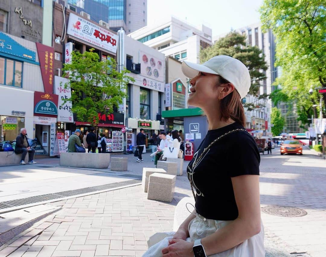 柑谷あゆみさんのインスタグラム写真 - (柑谷あゆみInstagram)「韓国旅行① 何年ぶりかの🇰🇷 大阪に住んでるえみりん @isaemi630 と韓国待ち合わせしてよく行ってた頃が懐かしい🤍 教えてもらった行きたいお店たくさんあったのに、全然行かれへんかったからまたすぐ行きたいな🥲 今回はSONYのデジカメ大活躍できました📷 やっぱりiPhoneで撮るより断然綺麗✨✨✨  ・  #韓国旅行 #明洞 #南大門市場  #sonyzve10」5月5日 12時11分 - kantani_ayumi