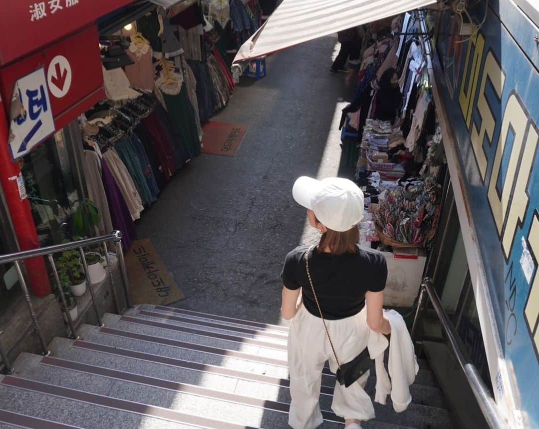 柑谷あゆみさんのインスタグラム写真 - (柑谷あゆみInstagram)「韓国旅行① 何年ぶりかの🇰🇷 大阪に住んでるえみりん @isaemi630 と韓国待ち合わせしてよく行ってた頃が懐かしい🤍 教えてもらった行きたいお店たくさんあったのに、全然行かれへんかったからまたすぐ行きたいな🥲 今回はSONYのデジカメ大活躍できました📷 やっぱりiPhoneで撮るより断然綺麗✨✨✨  ・  #韓国旅行 #明洞 #南大門市場  #sonyzve10」5月5日 12時11分 - kantani_ayumi