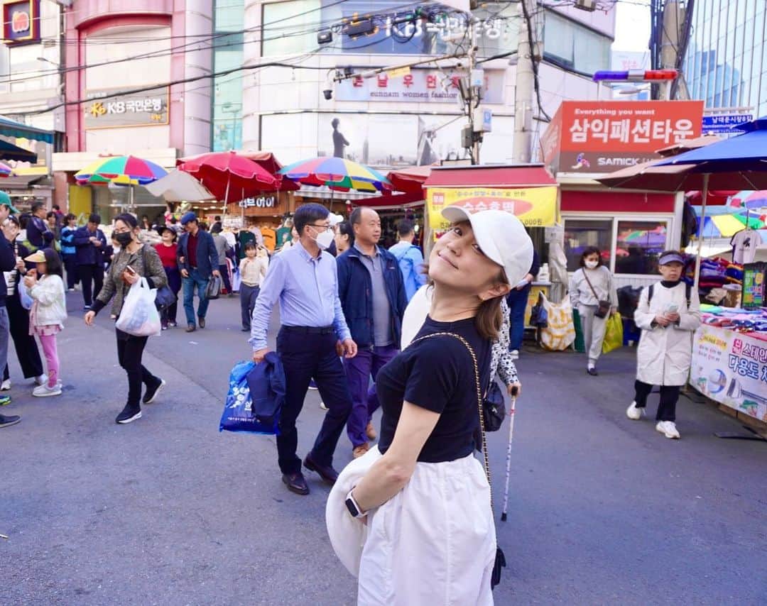 のインスタグラム：「韓国旅行① 何年ぶりかの🇰🇷 大阪に住んでるえみりん @isaemi630 と韓国待ち合わせしてよく行ってた頃が懐かしい🤍 教えてもらった行きたいお店たくさんあったのに、全然行かれへんかったからまたすぐ行きたいな🥲 今回はSONYのデジカメ大活躍できました📷 やっぱりiPhoneで撮るより断然綺麗✨✨✨  ・  #韓国旅行 #明洞 #南大門市場  #sonyzve10」
