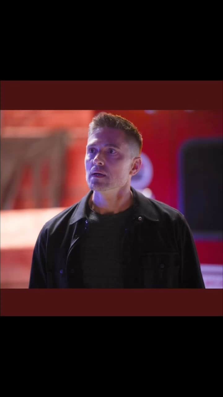 エリック・ウィンターのインスタグラム：「What a season 5 finale! As always a big thank you to our @therookieabc fans for going on this trip with us! Here is a fun BTS comparison to what you saw on screen of the massive finale fight sequence. Major props to our stunt coordinator Dave Rowden and director Bill Roe. This sequence took 2 days to shoot with an additional rehearsal day 💪🏼👮🏼‍♂️ #therookie #season5 #letsgo #season6」