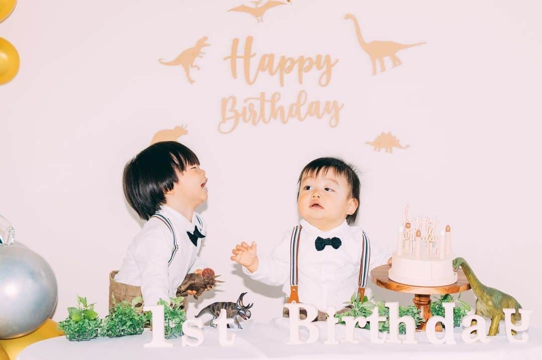 桃のインスタグラム：「可愛い可愛い2人息子の、1歳2歳の誕生日🎂毎日たくさんの幸せをありがとう。2人で仲良くすくすく育ってね🥲❤️同じ誕生日に産まれてくれた奇跡！毎年一緒お祝いしようね✌🏻  #年子兄弟 #誕生日一緒 #5月5日 #子供の日 #1歳2歳 photo by @sass_sir 飾り　@uchisuta_rental」