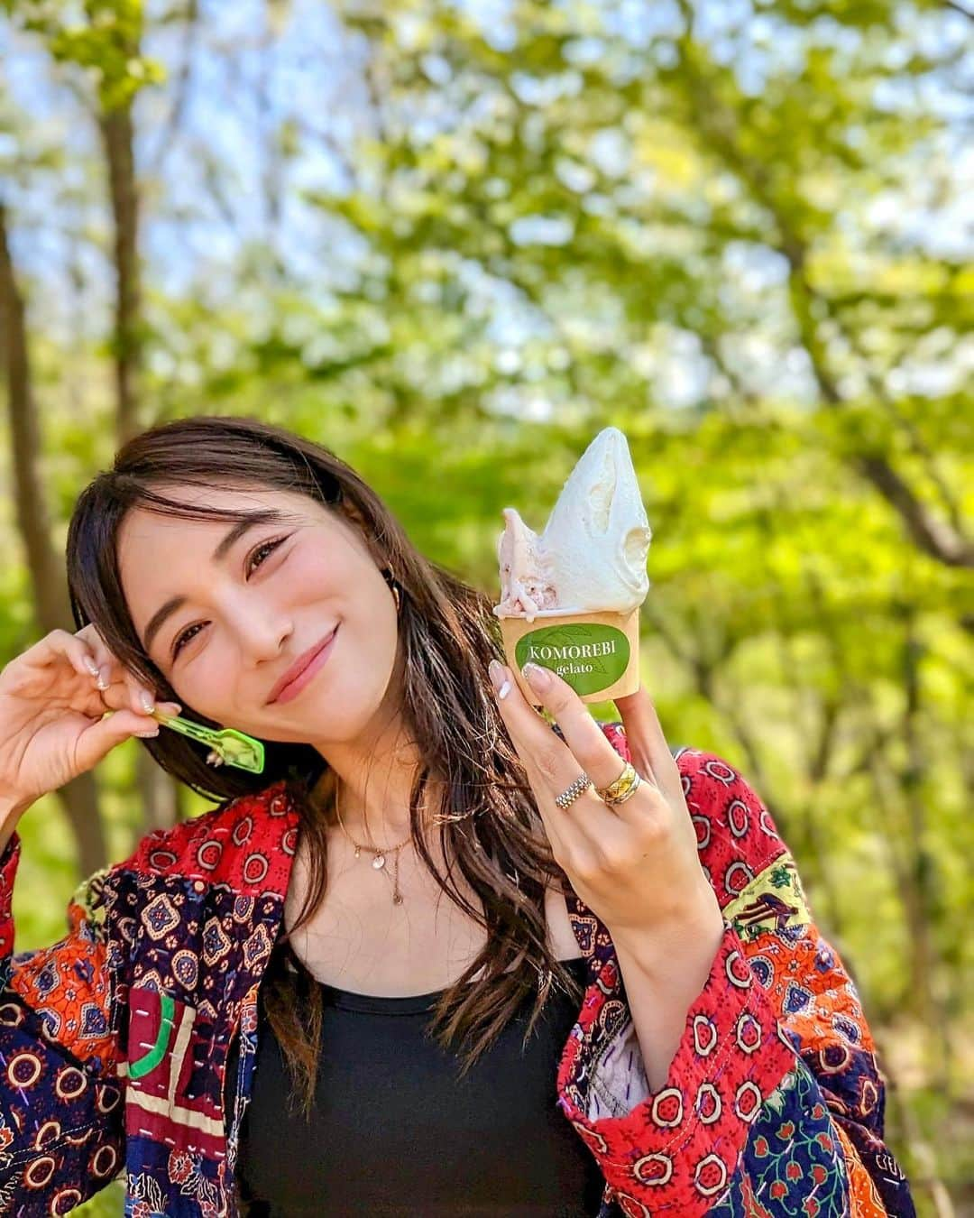 石井里奈さんのインスタグラム写真 - (石井里奈Instagram)「弾丸仙台旅✨ 美味しい地元の韓国料理を食べて身体ポカポカにしたあとそのまま日帰りの秋保温泉で綺麗な自然を見ながらお風呂に入ってさらにぽかぽかになった後は、木漏れ日カフェで大人気のミルクソフトクリームを🥛🍨 . ほんとにお天気良くて綺麗でした♡ 秋保大滝もパワースポットと呼ばれる綺麗な滝で大満足❣️ 夜はしっかり牛タンと日本酒とラーメンを食べて本当盛りだくさんコースでした⭕️ ぜんぶ美味しかったなぁ🩷 . 昨日は突然のインスタライブありがとうー！またできたらするね♡ . #仙台 #仙台旅行 #仙台グルメ #秋保温泉 #秋保大滝 #秋保 #仙台韓国 #温泉旅行 #温泉 #sendai #牛タン #仙台ランチ #行くぜ東北」5月5日 12時19分 - ri7tin1025