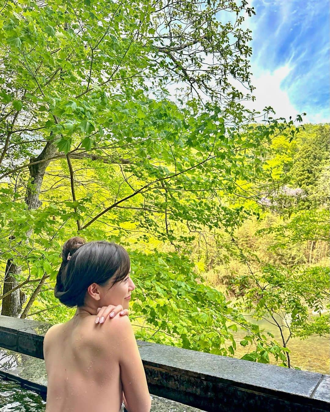 石井里奈さんのインスタグラム写真 - (石井里奈Instagram)「弾丸仙台旅✨ 美味しい地元の韓国料理を食べて身体ポカポカにしたあとそのまま日帰りの秋保温泉で綺麗な自然を見ながらお風呂に入ってさらにぽかぽかになった後は、木漏れ日カフェで大人気のミルクソフトクリームを🥛🍨 . ほんとにお天気良くて綺麗でした♡ 秋保大滝もパワースポットと呼ばれる綺麗な滝で大満足❣️ 夜はしっかり牛タンと日本酒とラーメンを食べて本当盛りだくさんコースでした⭕️ ぜんぶ美味しかったなぁ🩷 . 昨日は突然のインスタライブありがとうー！またできたらするね♡ . #仙台 #仙台旅行 #仙台グルメ #秋保温泉 #秋保大滝 #秋保 #仙台韓国 #温泉旅行 #温泉 #sendai #牛タン #仙台ランチ #行くぜ東北」5月5日 12時19分 - ri7tin1025