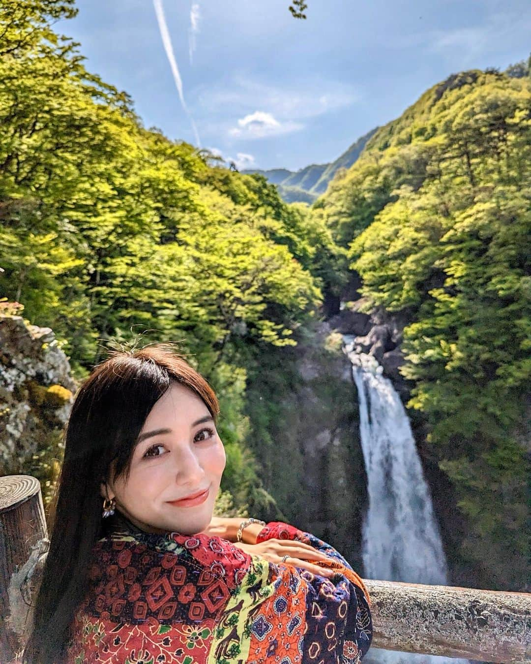 石井里奈さんのインスタグラム写真 - (石井里奈Instagram)「弾丸仙台旅✨ 美味しい地元の韓国料理を食べて身体ポカポカにしたあとそのまま日帰りの秋保温泉で綺麗な自然を見ながらお風呂に入ってさらにぽかぽかになった後は、木漏れ日カフェで大人気のミルクソフトクリームを🥛🍨 . ほんとにお天気良くて綺麗でした♡ 秋保大滝もパワースポットと呼ばれる綺麗な滝で大満足❣️ 夜はしっかり牛タンと日本酒とラーメンを食べて本当盛りだくさんコースでした⭕️ ぜんぶ美味しかったなぁ🩷 . 昨日は突然のインスタライブありがとうー！またできたらするね♡ . #仙台 #仙台旅行 #仙台グルメ #秋保温泉 #秋保大滝 #秋保 #仙台韓国 #温泉旅行 #温泉 #sendai #牛タン #仙台ランチ #行くぜ東北」5月5日 12時19分 - ri7tin1025