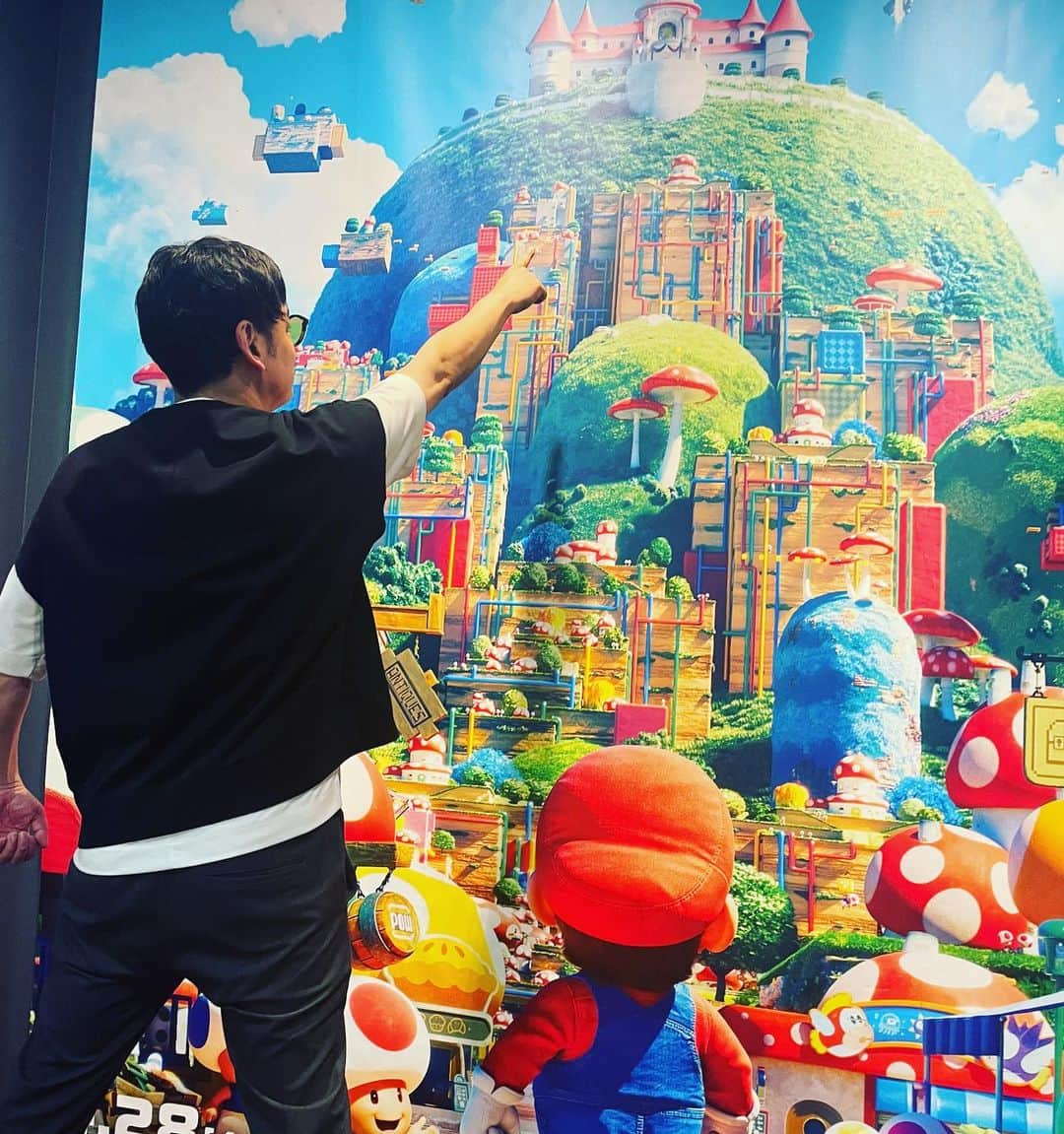 宮田麺児のインスタグラム：「マリオを観に来た マリコ様でてくるかな  #マリオブラザーズ #ドクターマリオが好き #1UPキノコでる場所全部知ってる#ノコノコで100upできる」